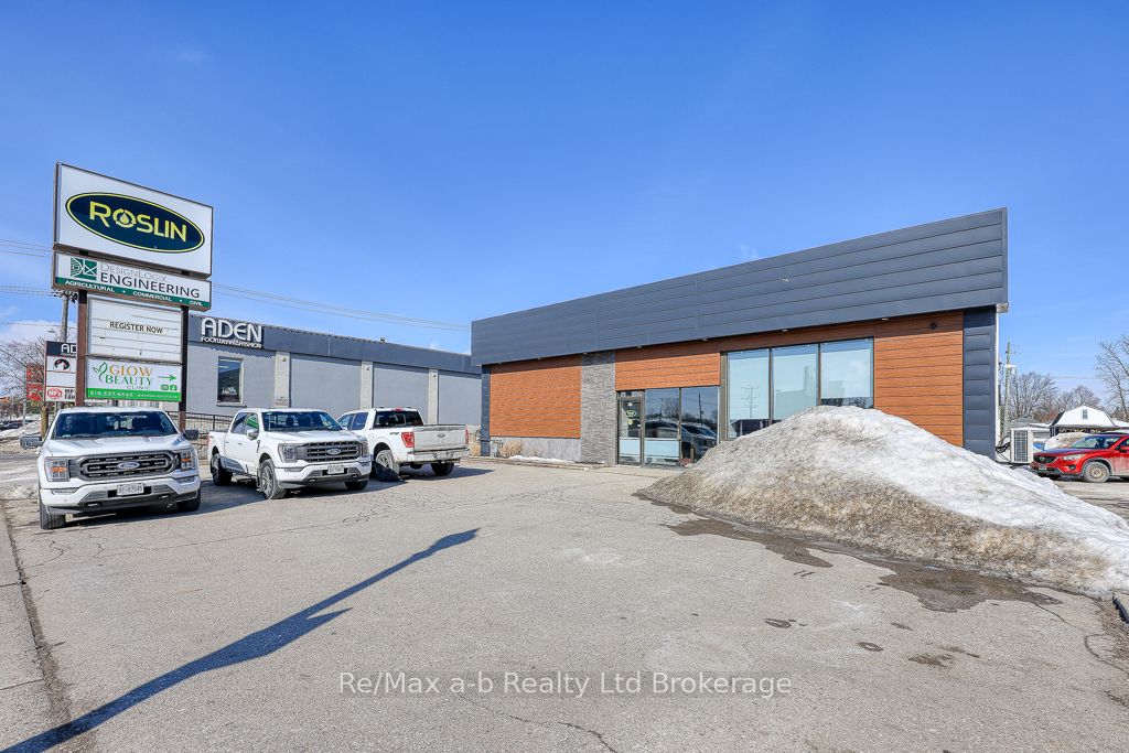 677 Dundas Street Property Photo 8