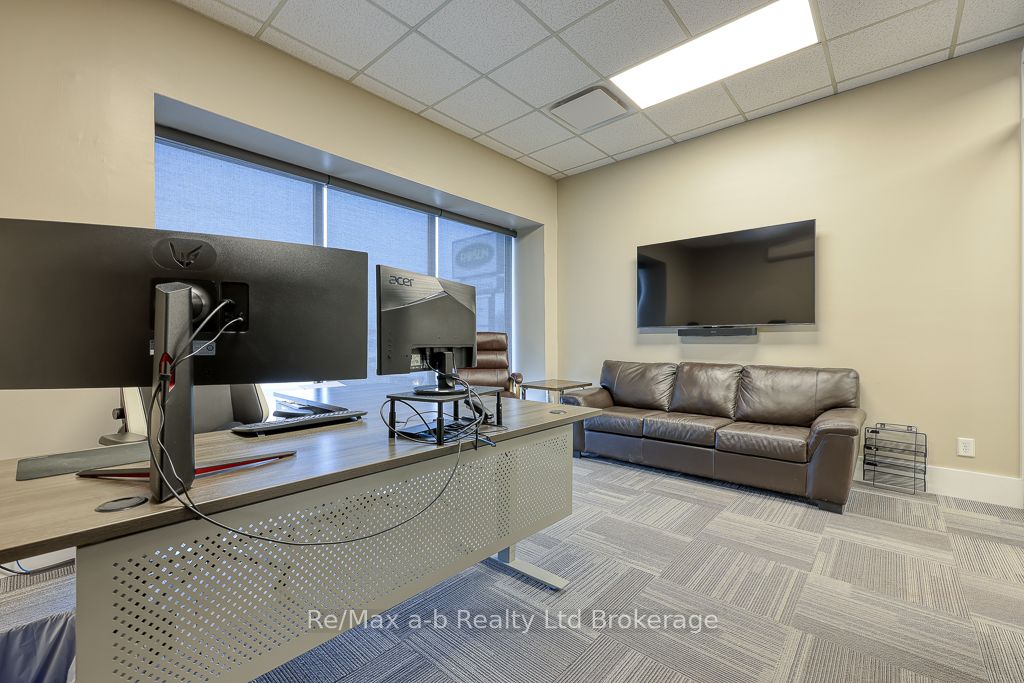 677 Dundas Street Property Photo 17