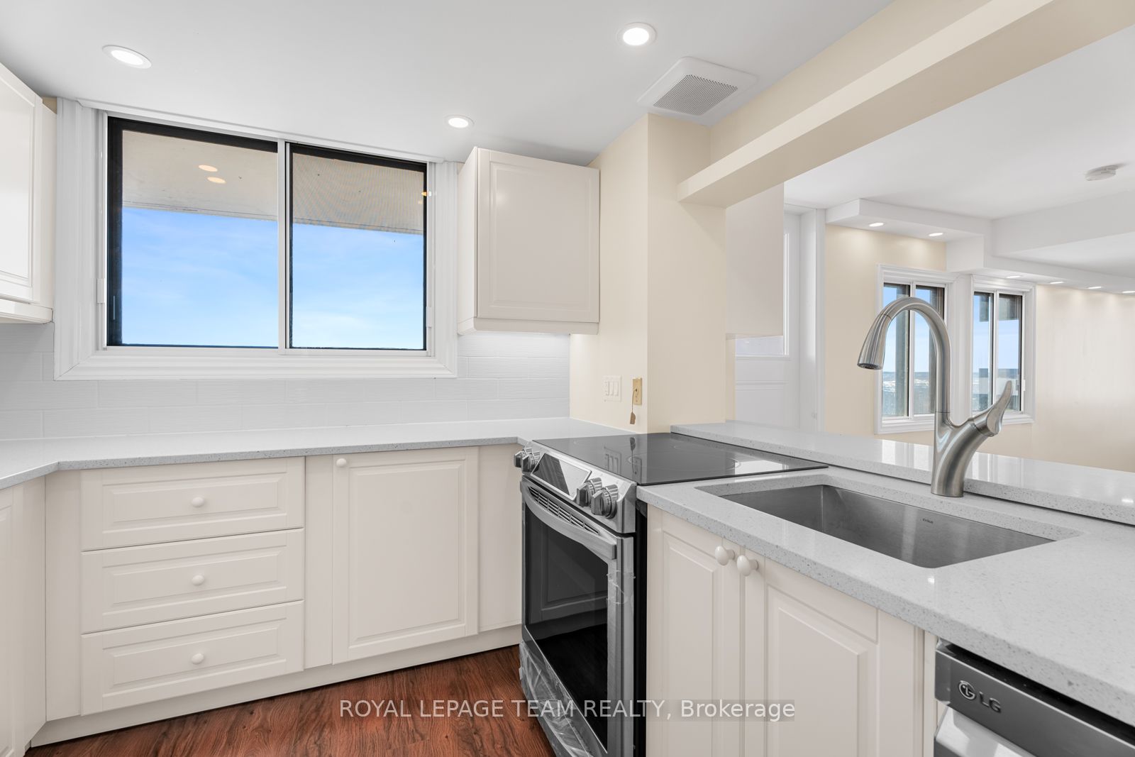 #2004 - 415 Greenview Avenue Property Photo 9