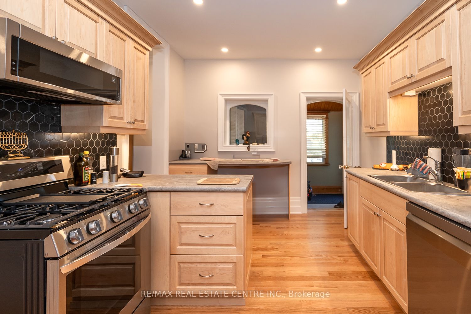 154 Main Street W Property Photo 14