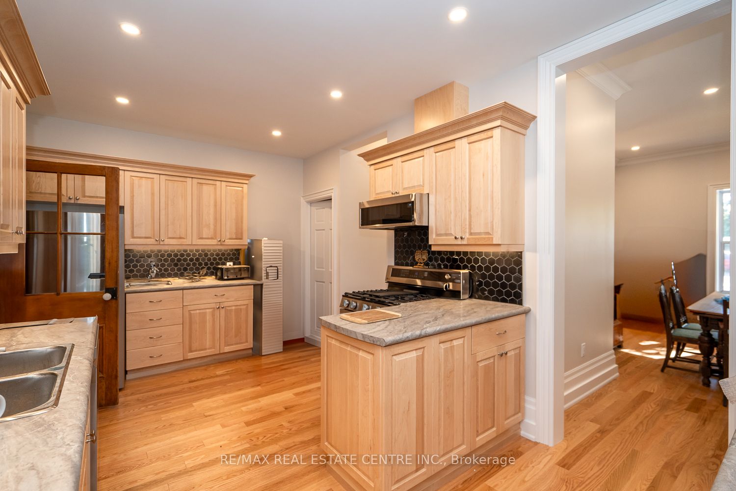154 Main Street W Property Photo 16