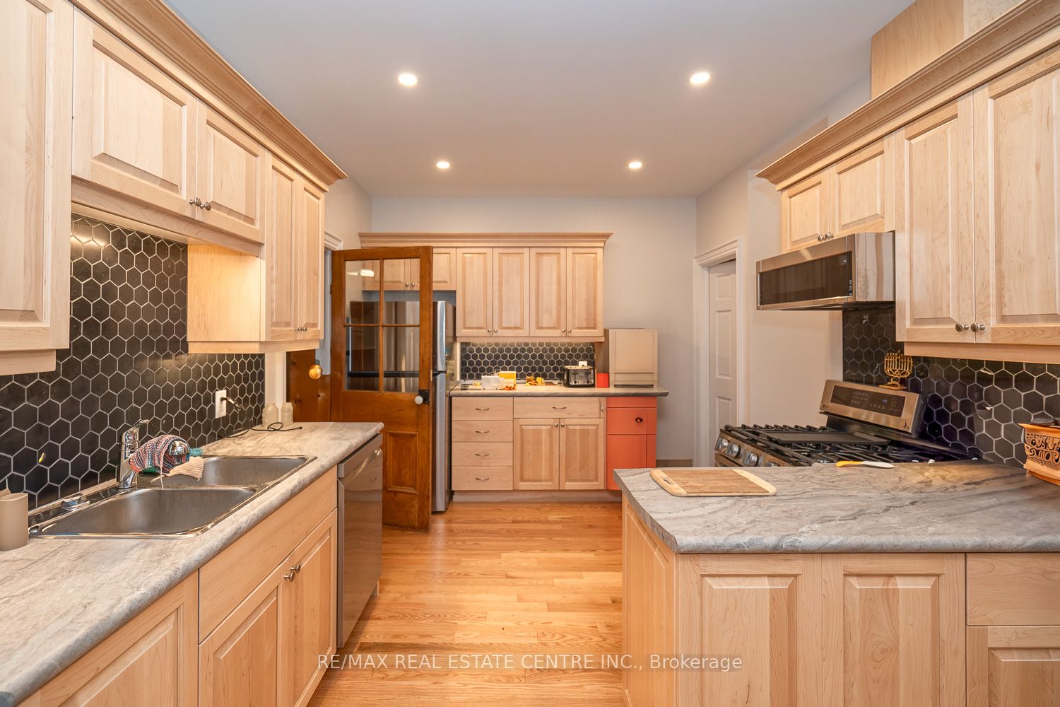 154 Main Street W Property Photo 17