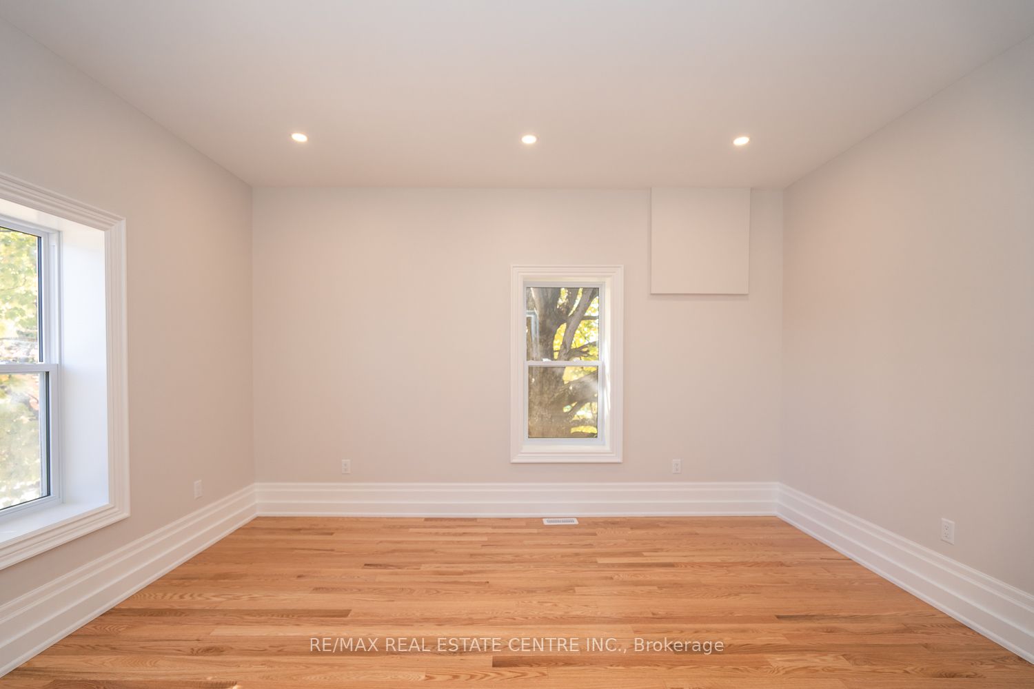 154 Main Street W Property Photo 27