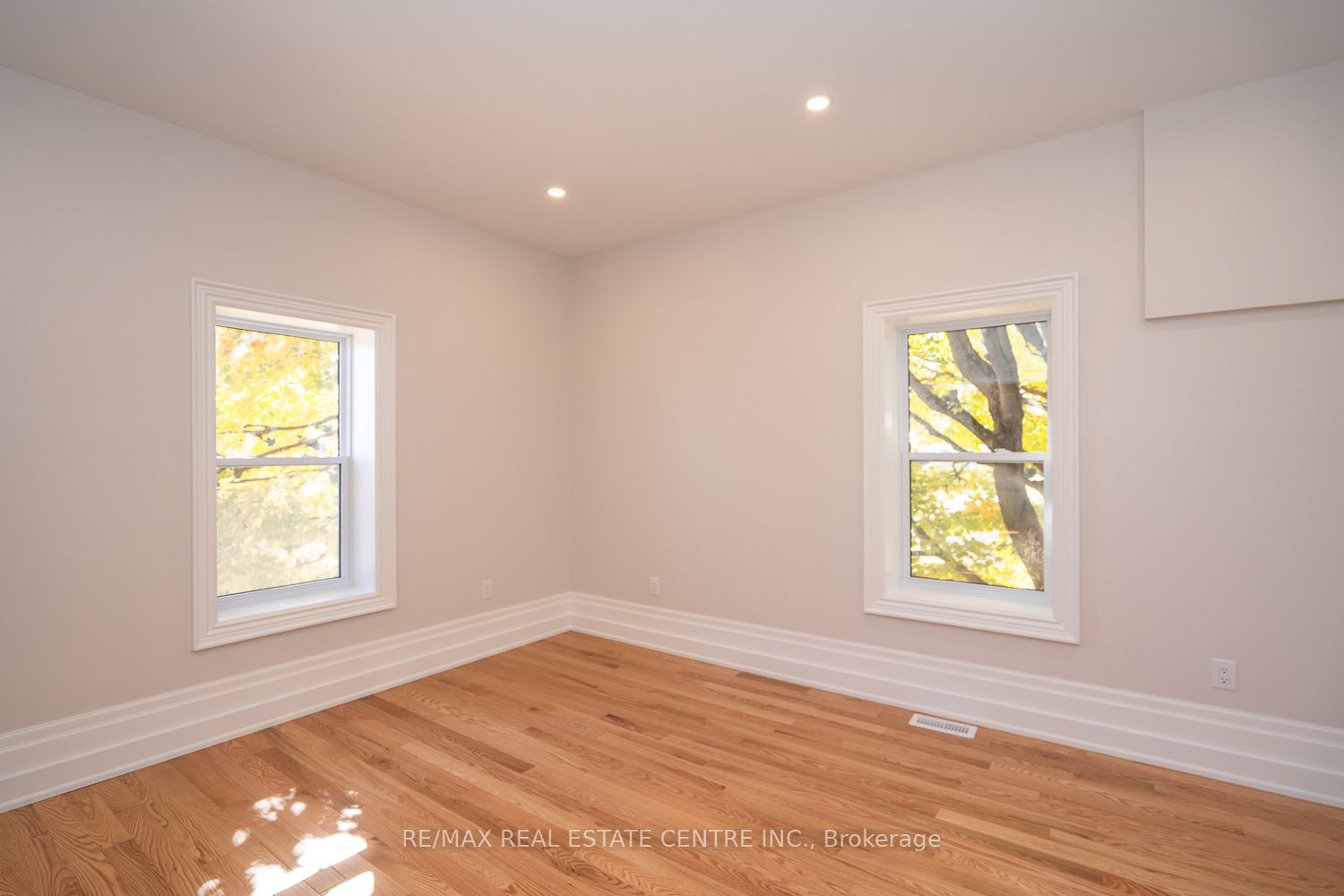 154 Main Street W Property Photo 28