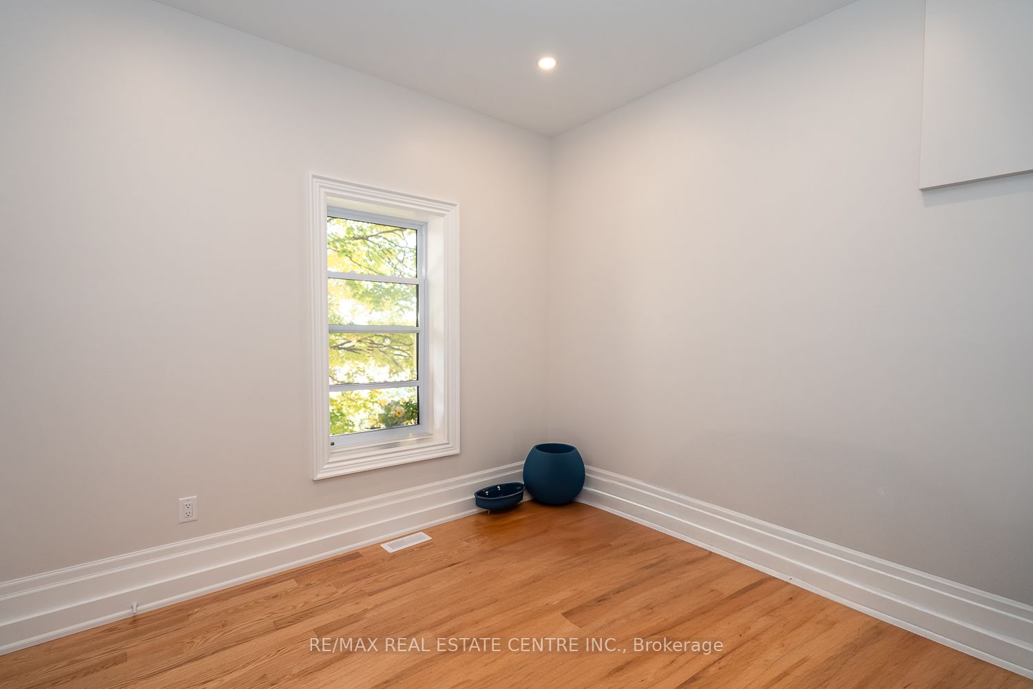 154 Main Street W Property Photo 32