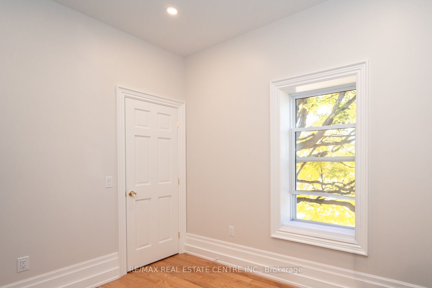 154 Main Street W Property Photo 33