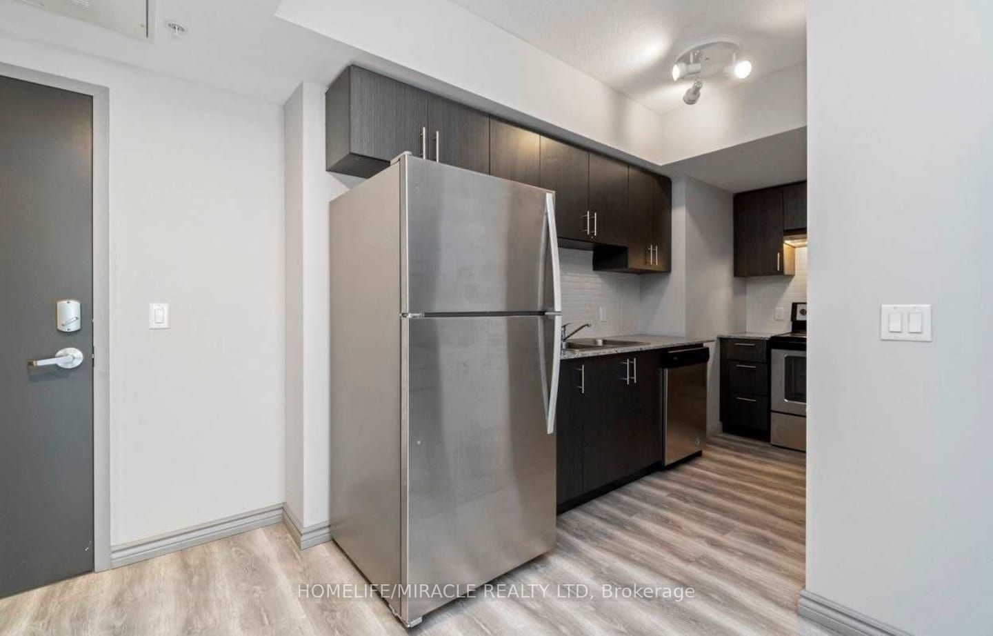 #407a - 275 Larch Street Property Photo 1