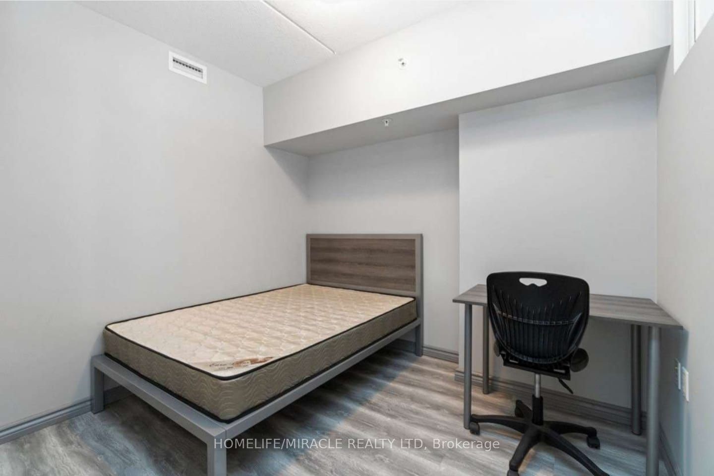 #407a - 275 Larch Street Property Photo 4