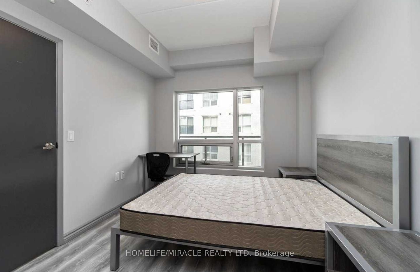 #407a - 275 Larch Street Property Photo 6