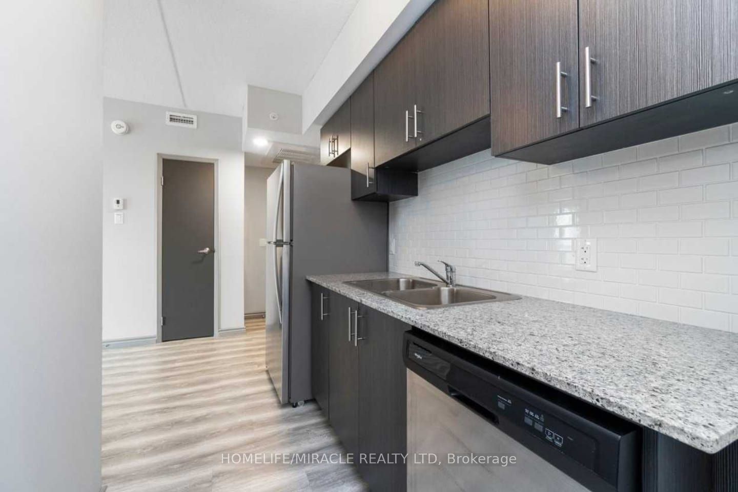#407a - 275 Larch Street Property Photo 10