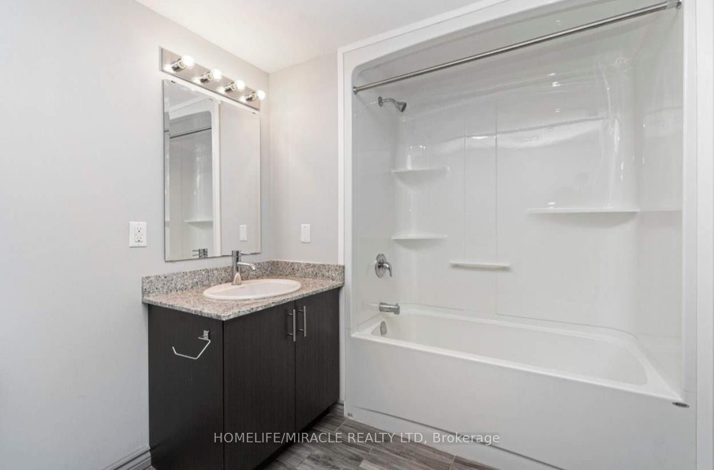 #407a - 275 Larch Street Property Photo 12