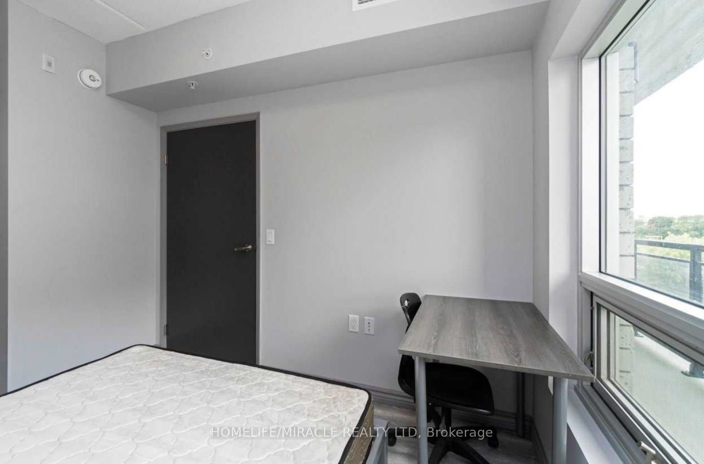 #407a - 275 Larch Street Property Photo 13