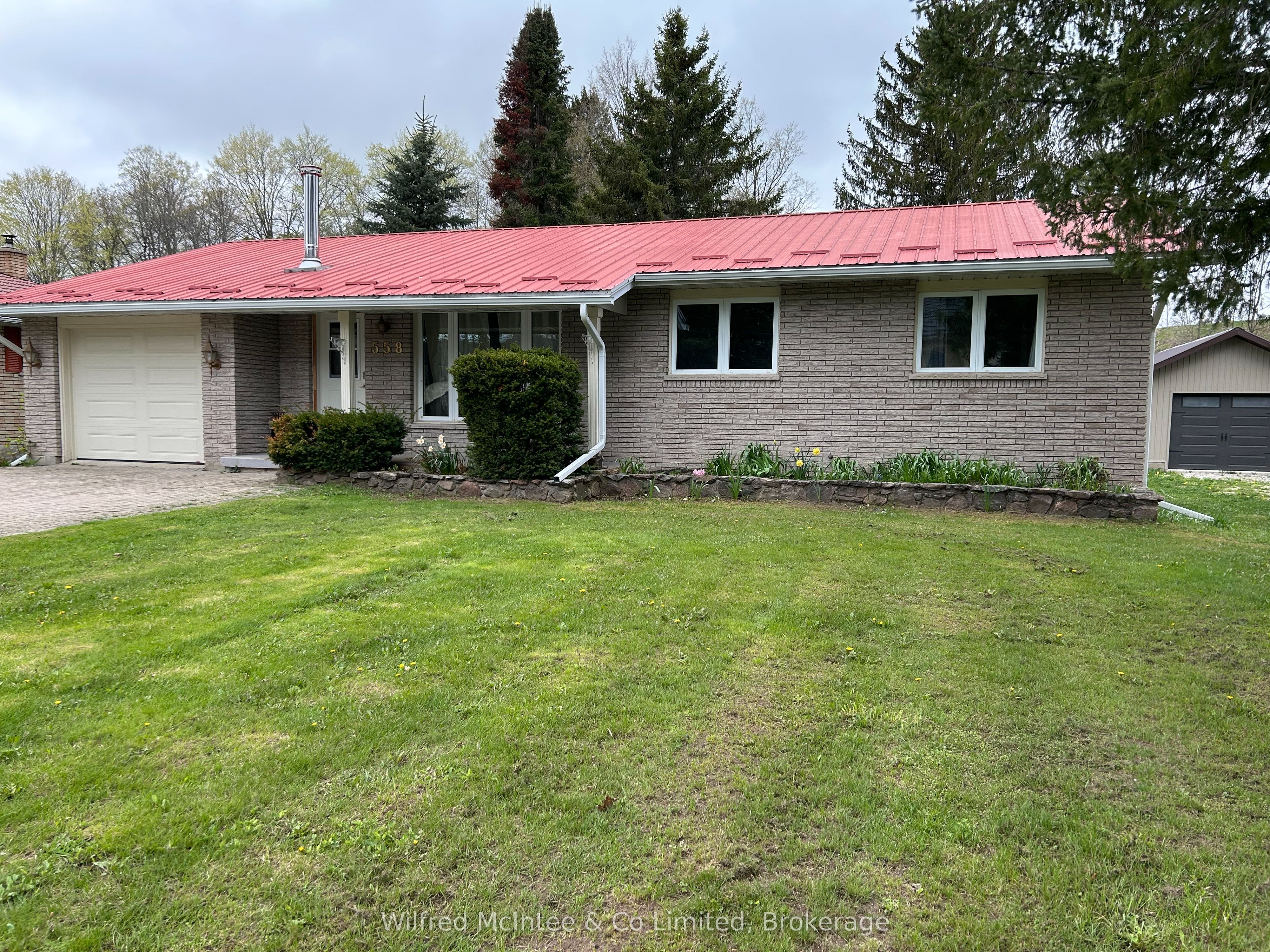 558 Queen Street Property Photo 1