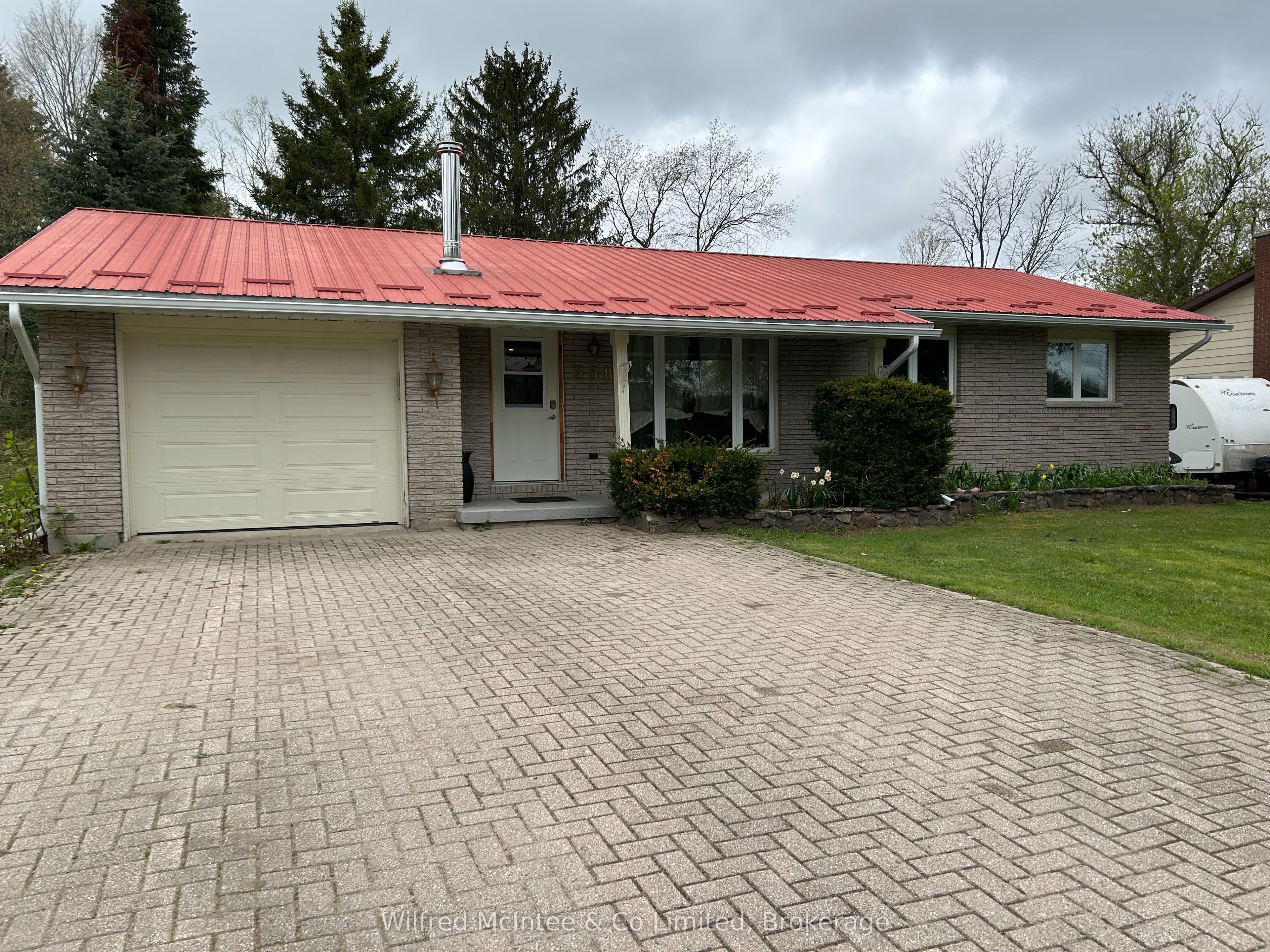 558 Queen Street Property Photo 2
