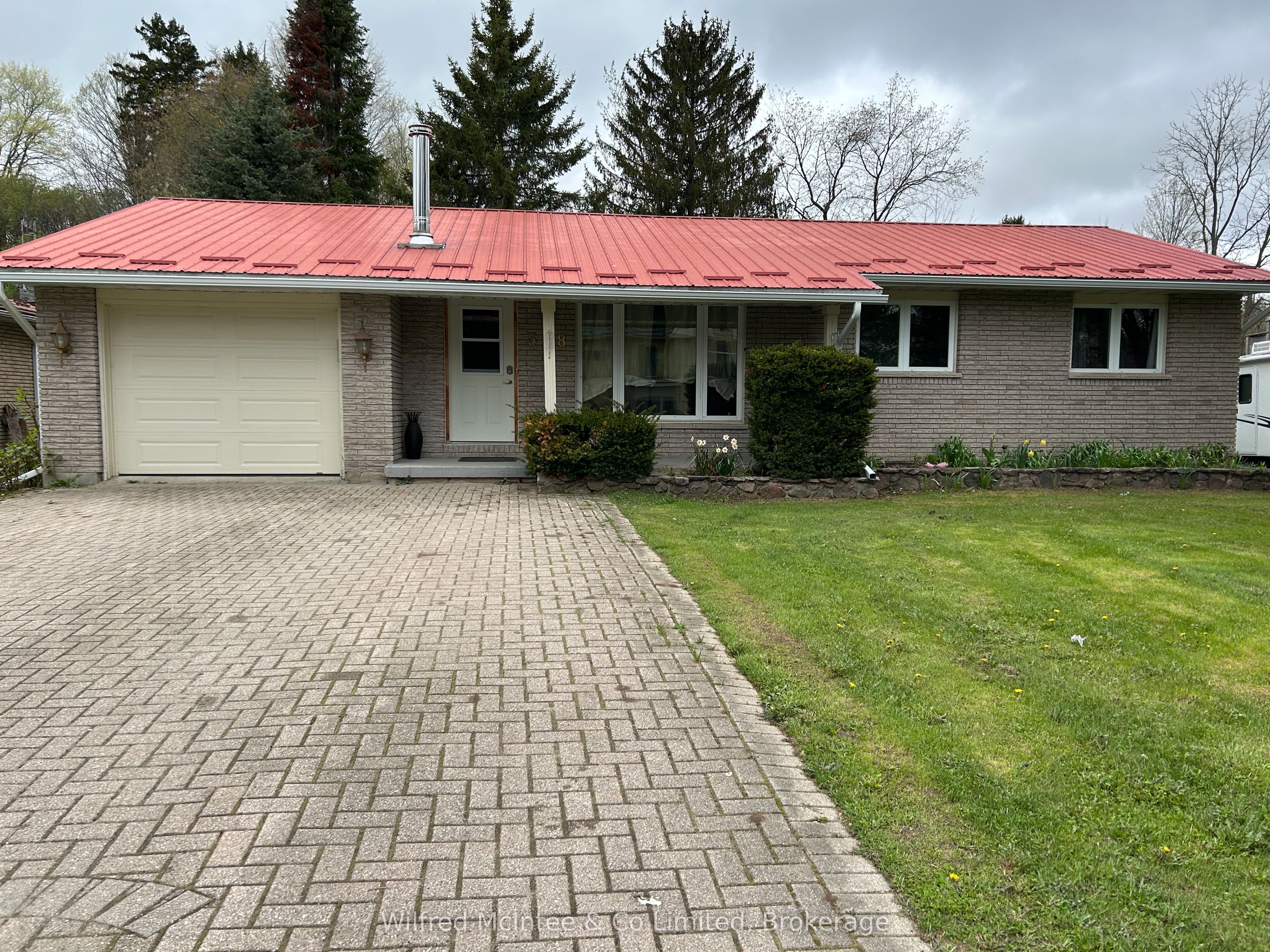 558 Queen Street Property Photo 3