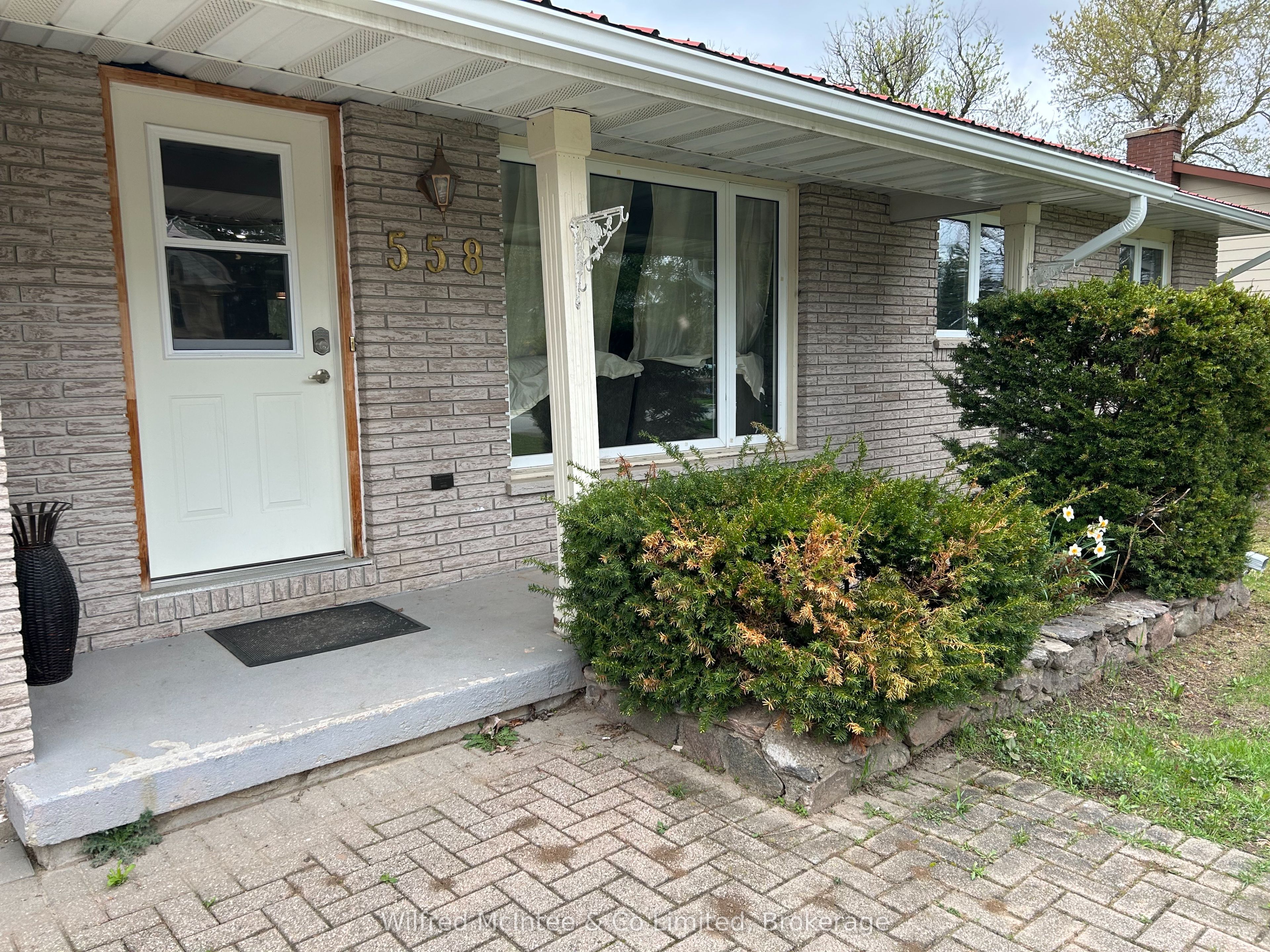 558 Queen Street Property Photo 4