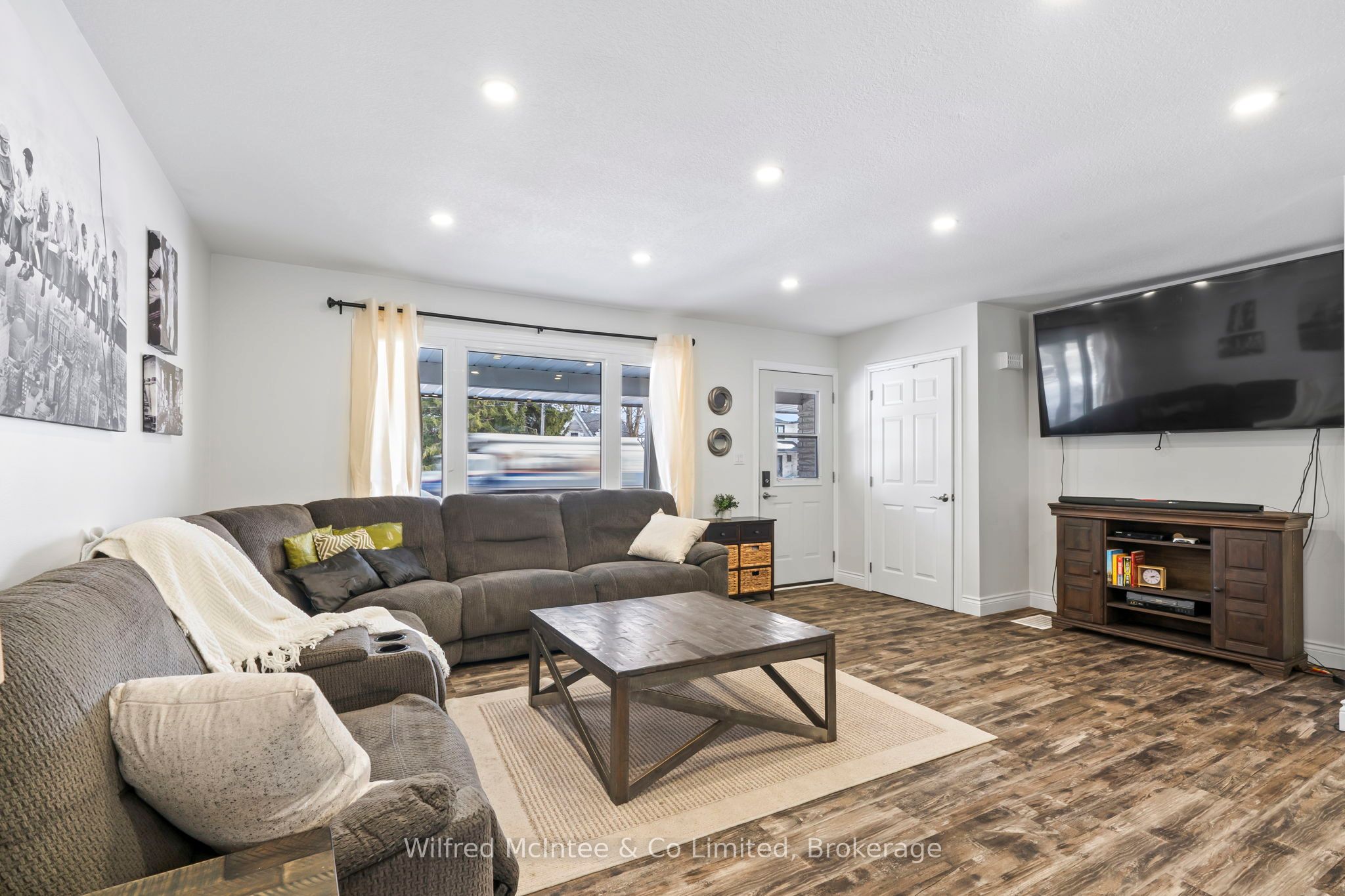 558 Queen Street Property Photo 9