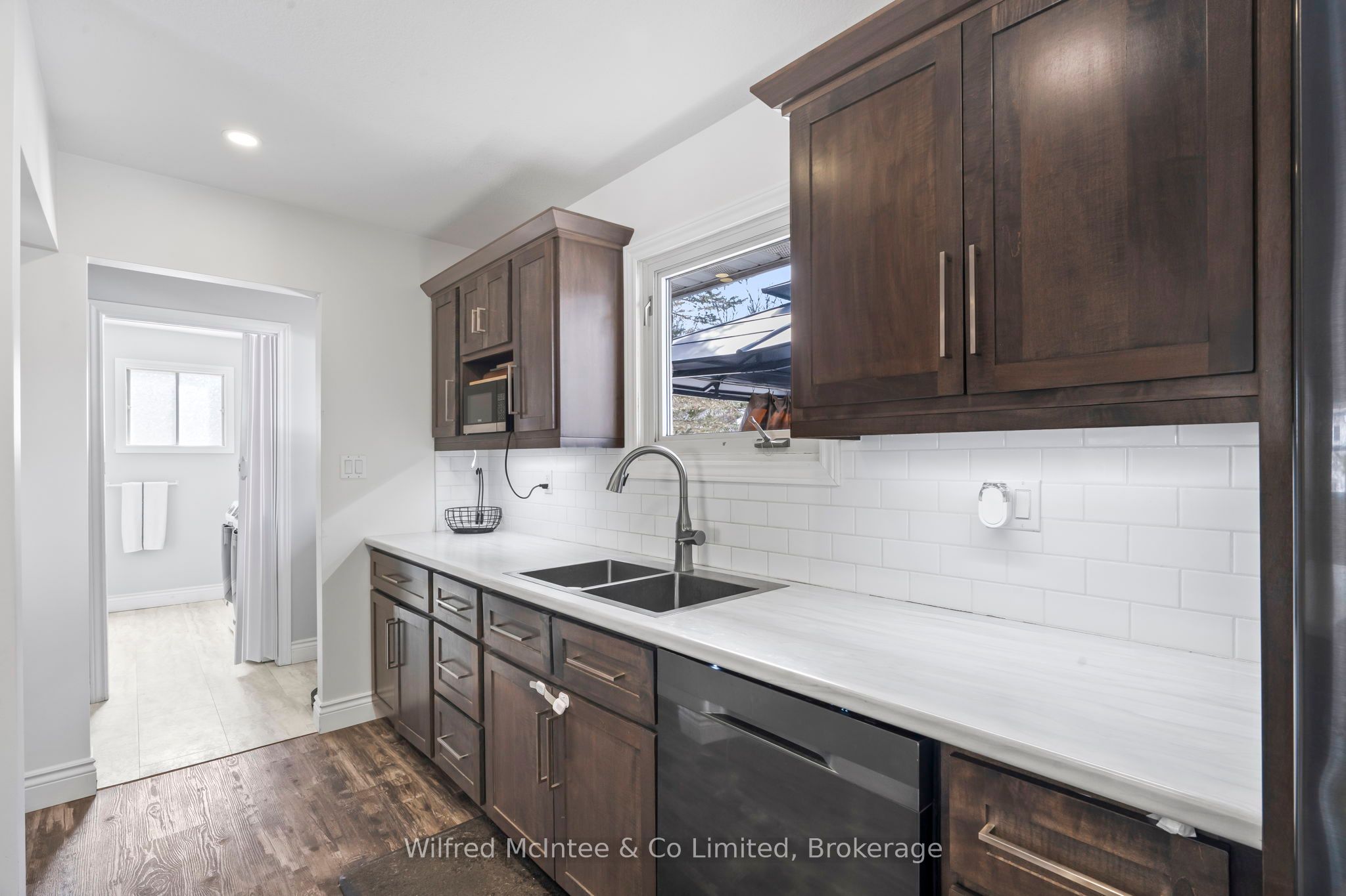 558 Queen Street Property Photo 17