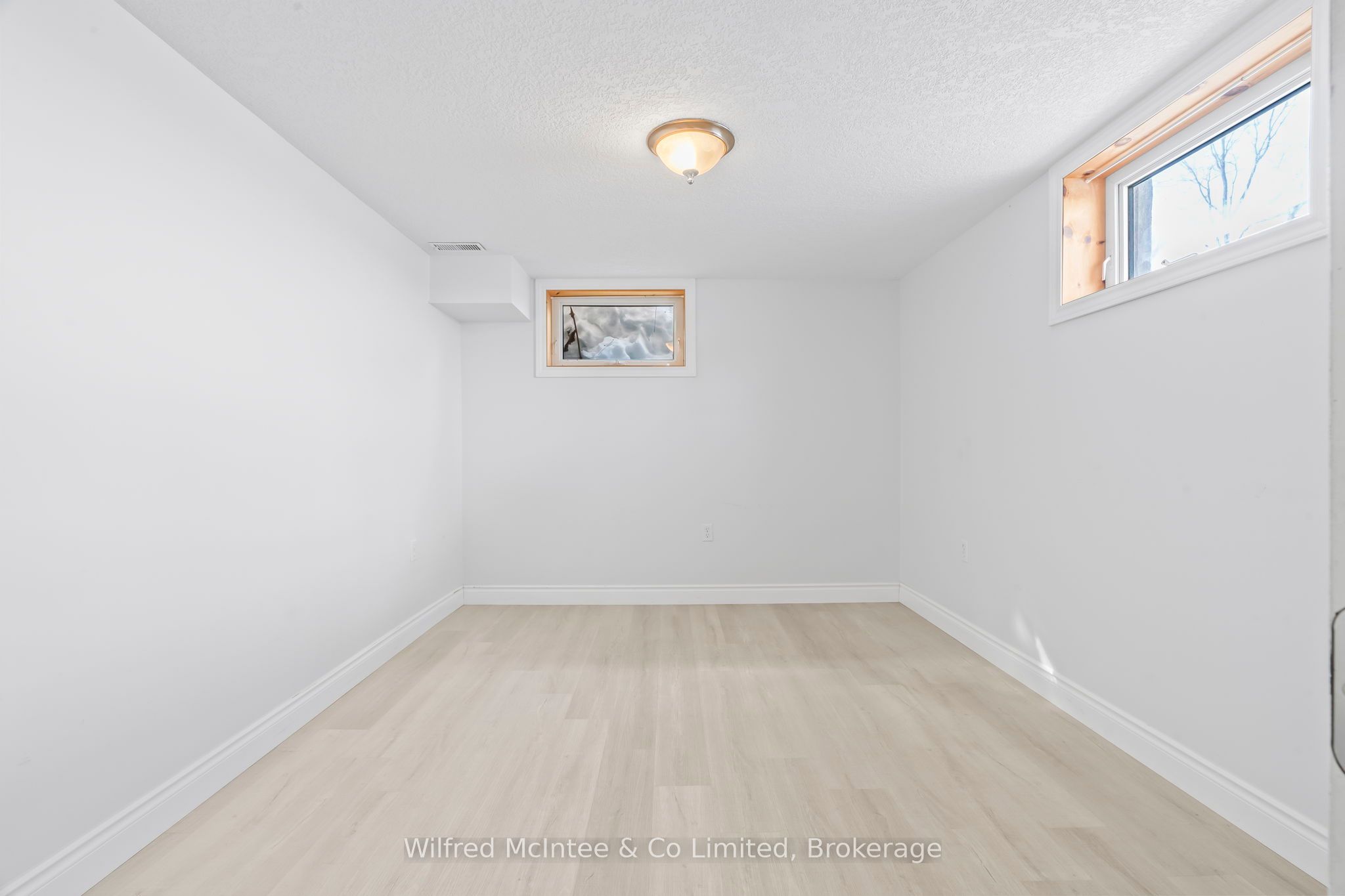 558 Queen Street Property Photo 33