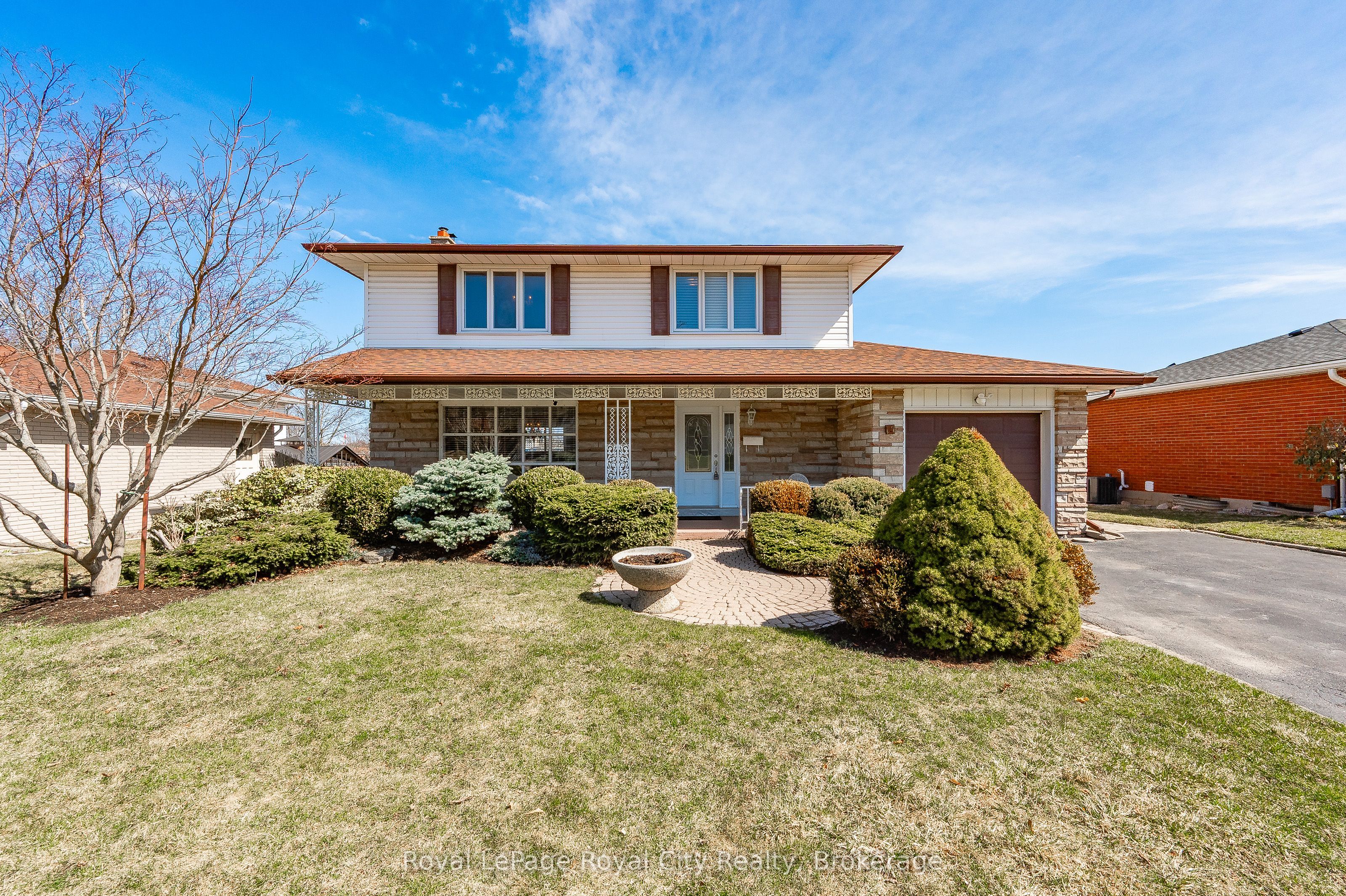 17 Applewood Crescent Property Photo 1