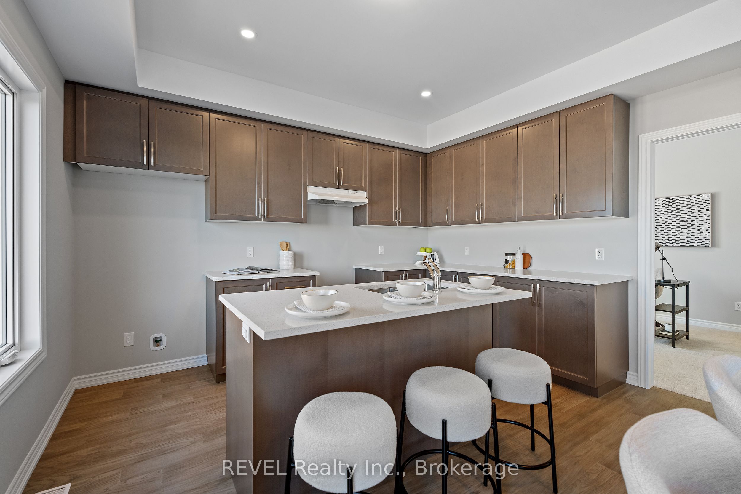 210 Wellandvale Drive Property Photo 8