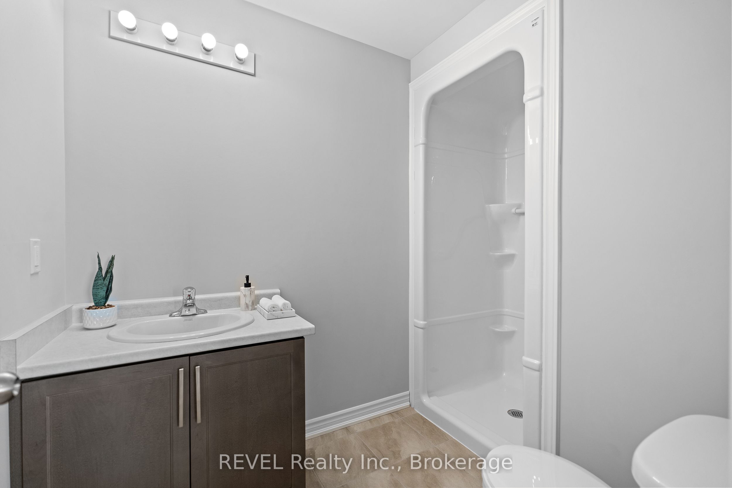 210 Wellandvale Drive Property Photo 17