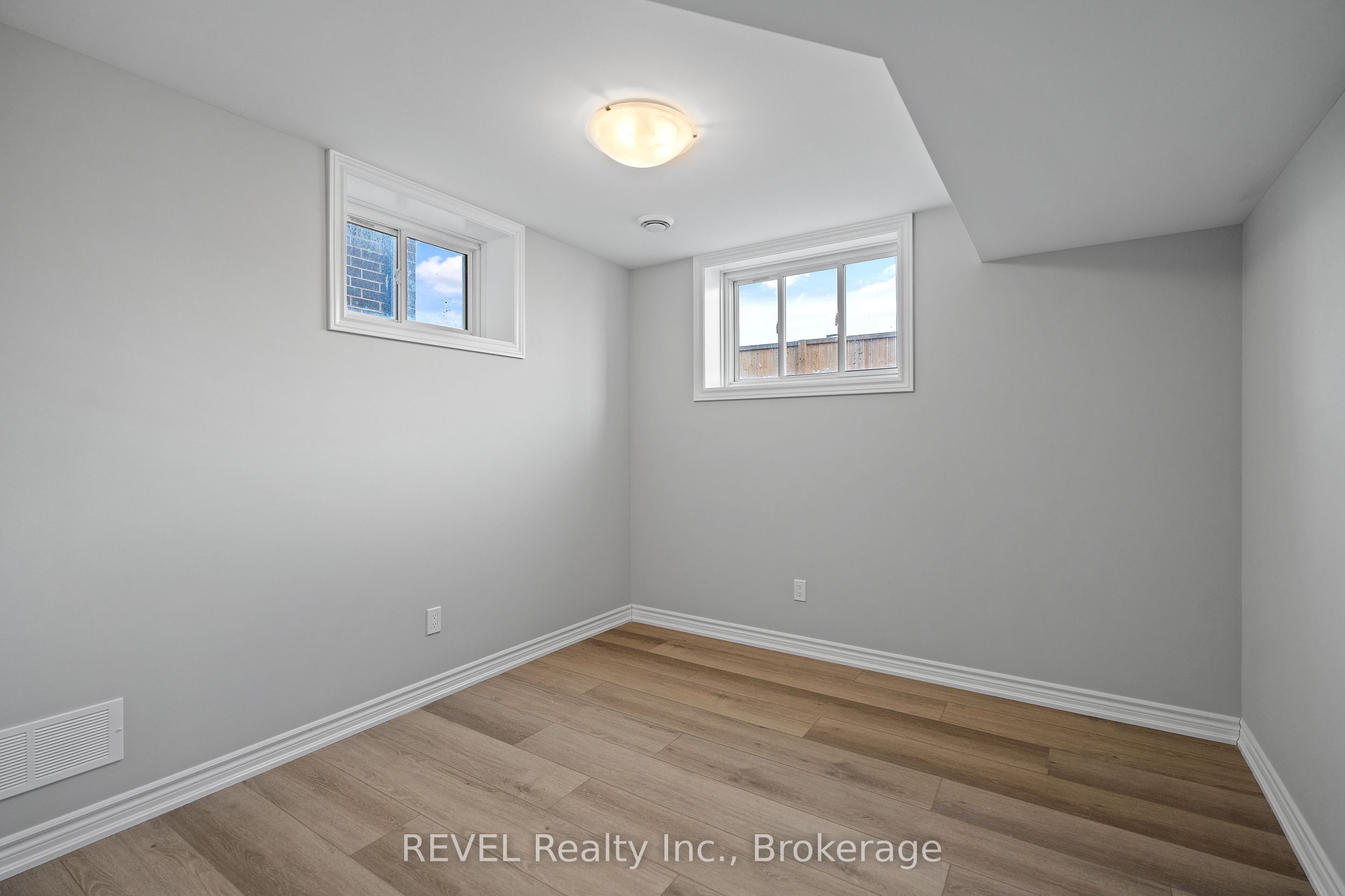 210 Wellandvale Drive Property Photo 30