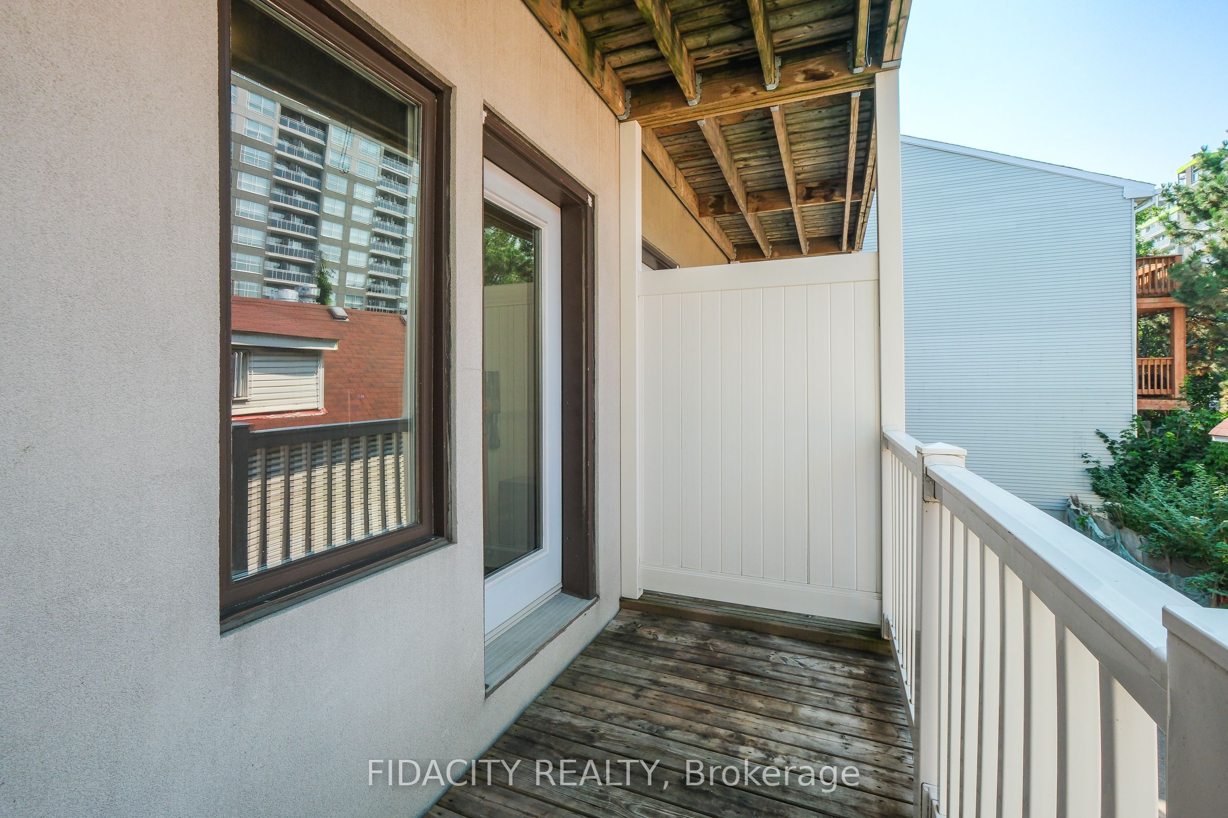 288 Cambridge St N Property Photo 20