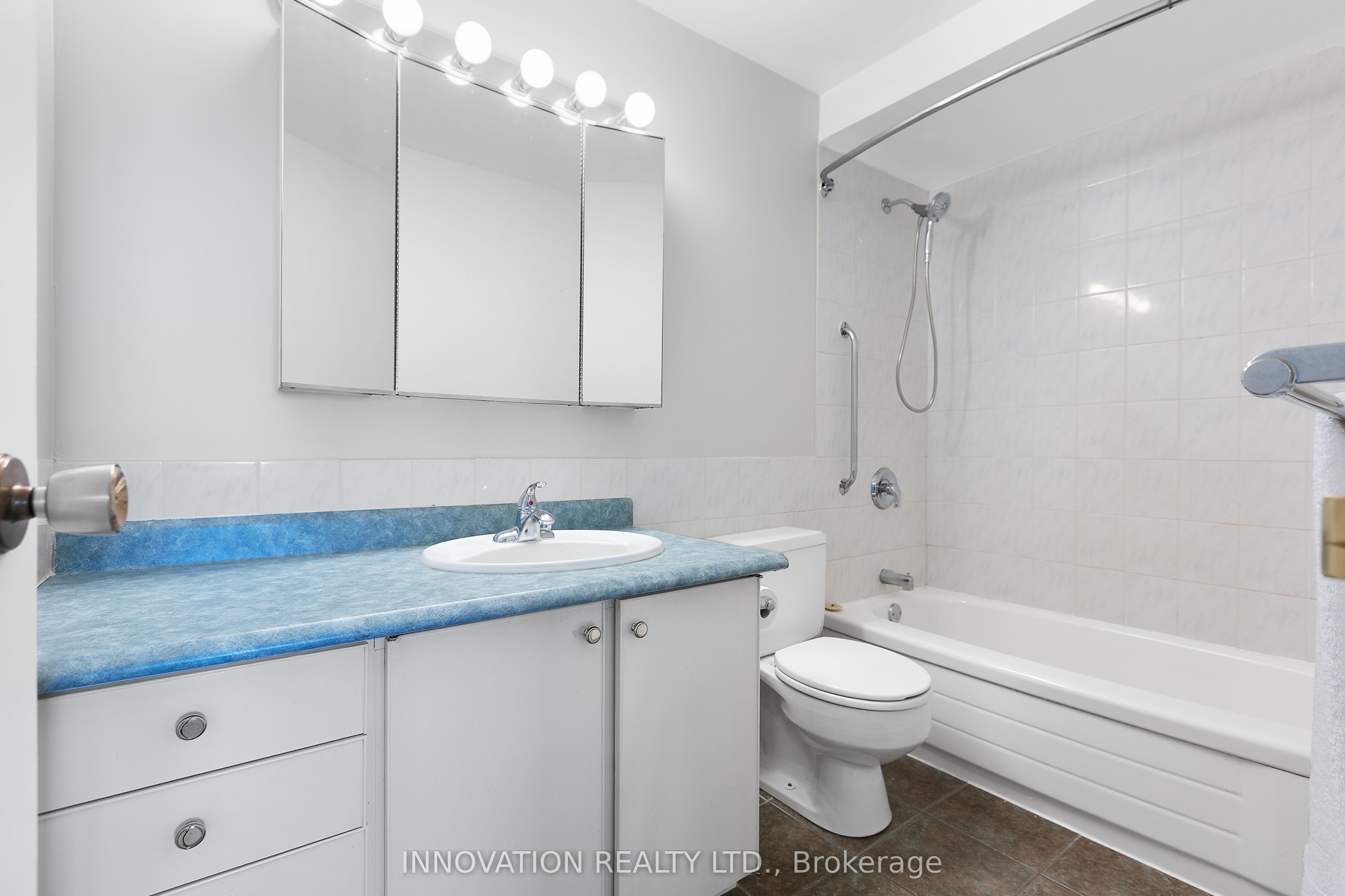 1081 Ambleside Dr Property Photo 14