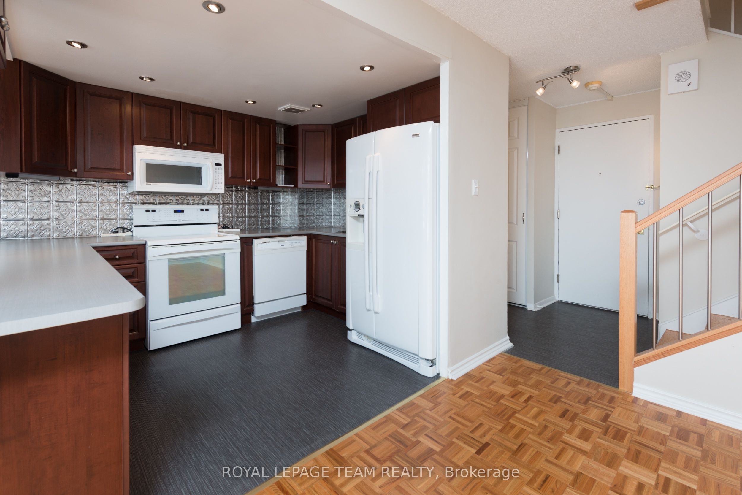 #339 - 515 St. Laurent Boulevard Property Photo 5
