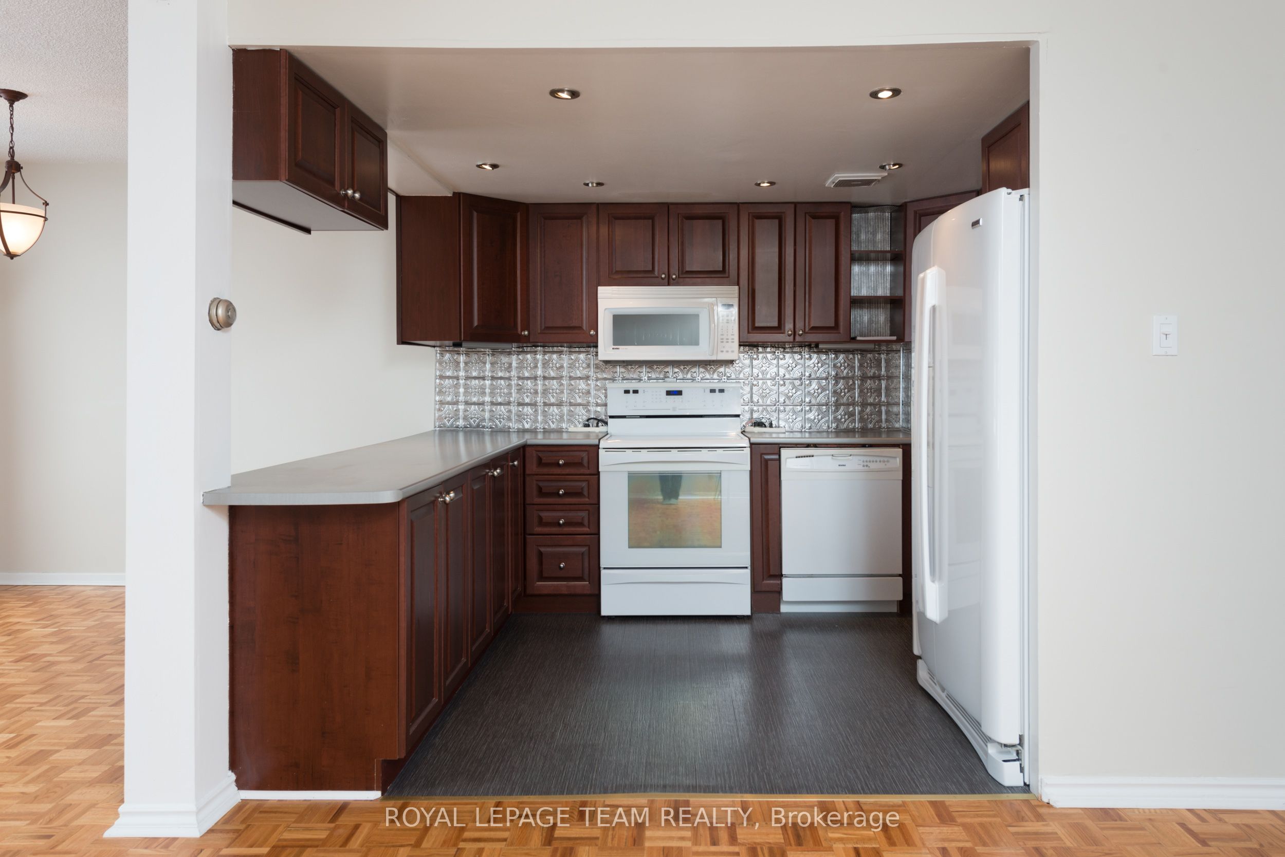 #339 - 515 St. Laurent Boulevard Property Photo 6