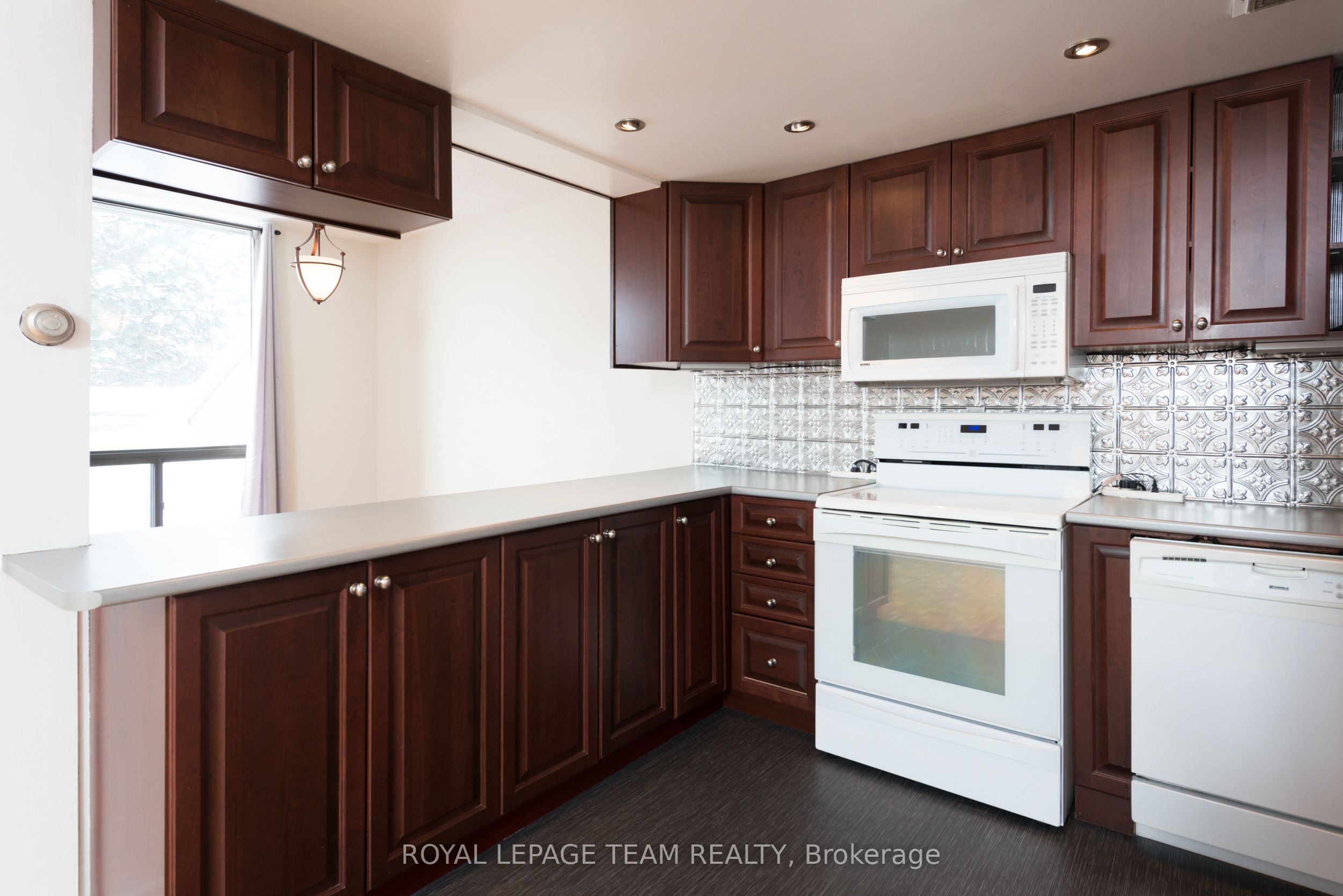 #339 - 515 St. Laurent Boulevard Property Photo 8