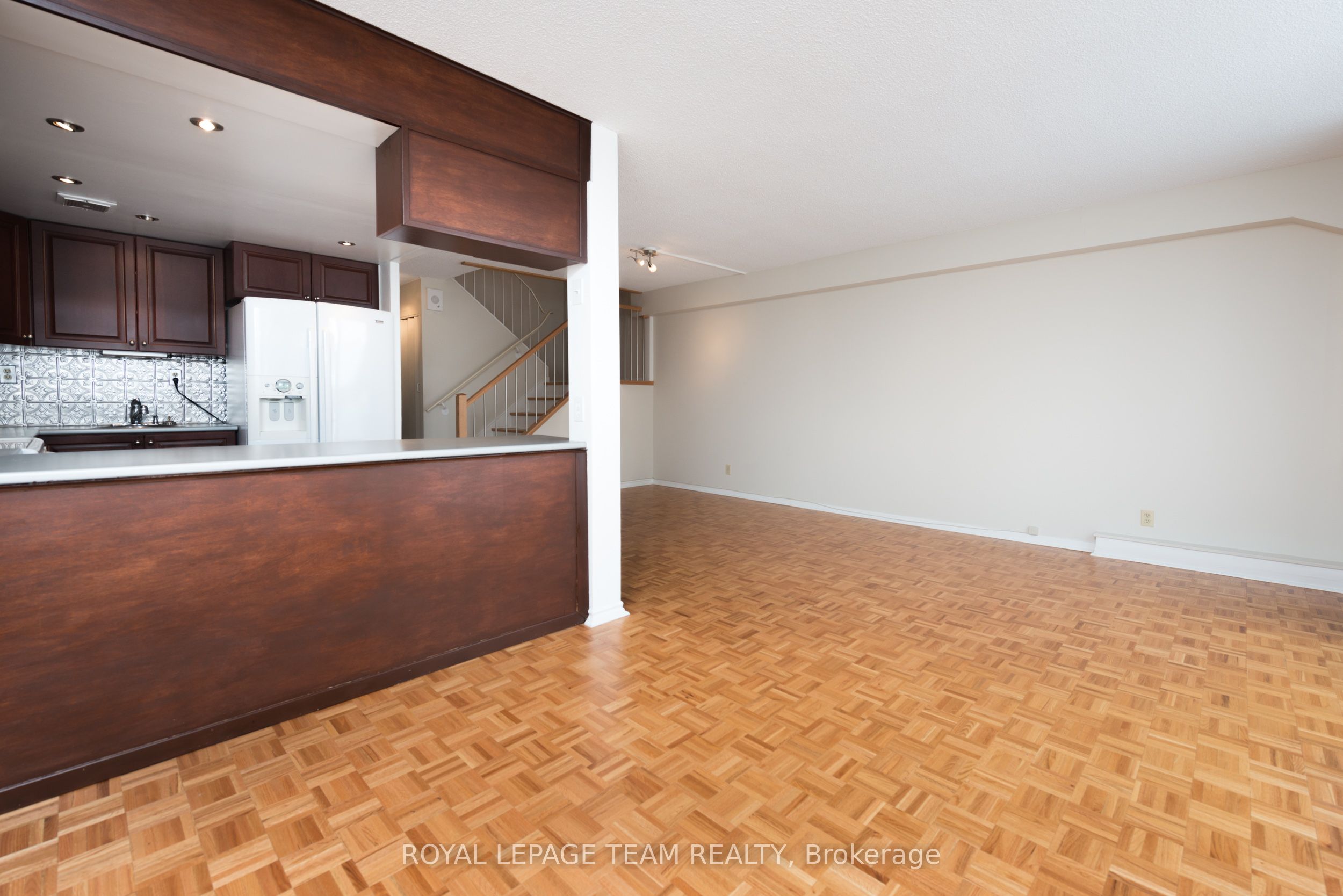 #339 - 515 St. Laurent Boulevard Property Photo 9