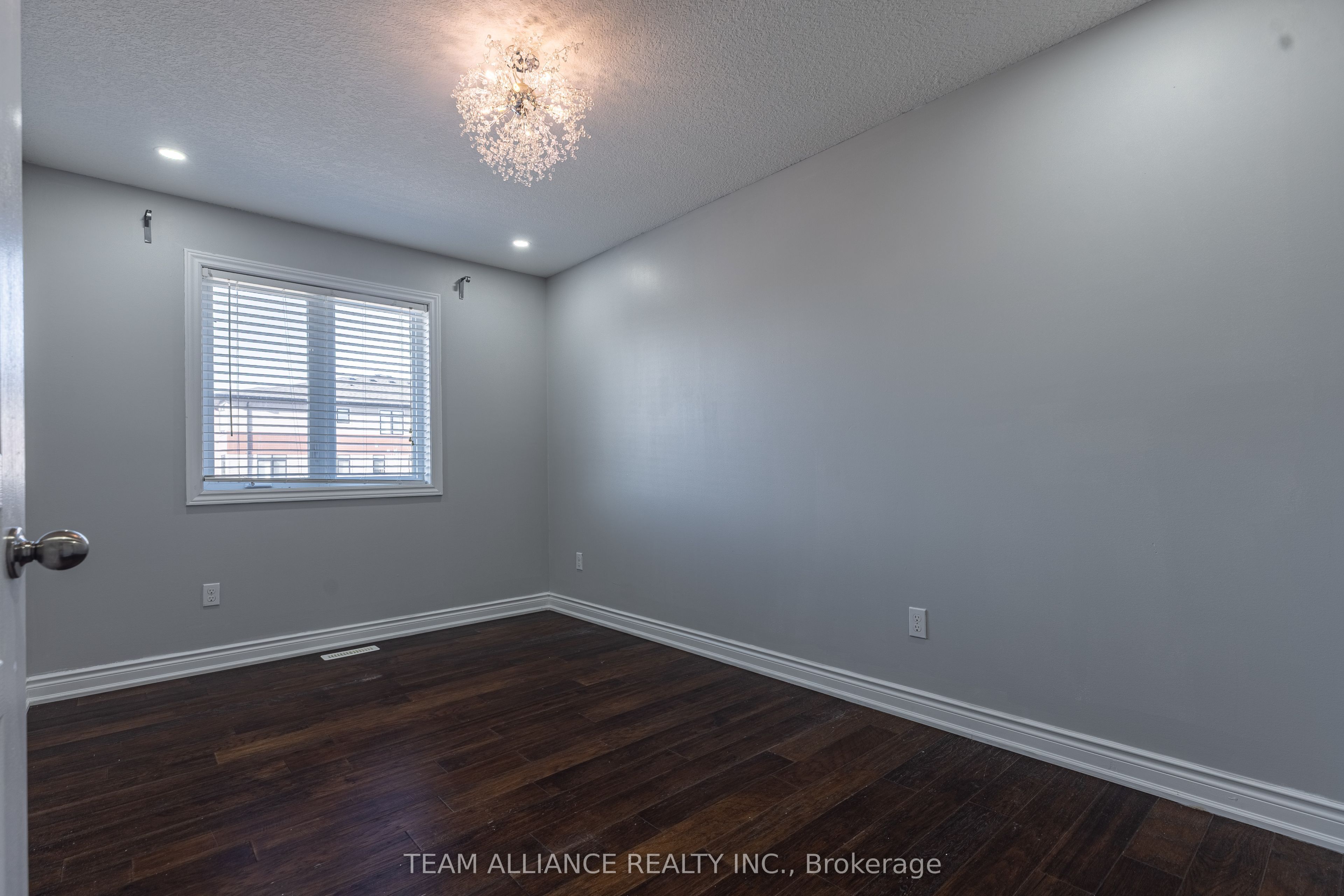3239 Singleton Avenue Property Photo 16