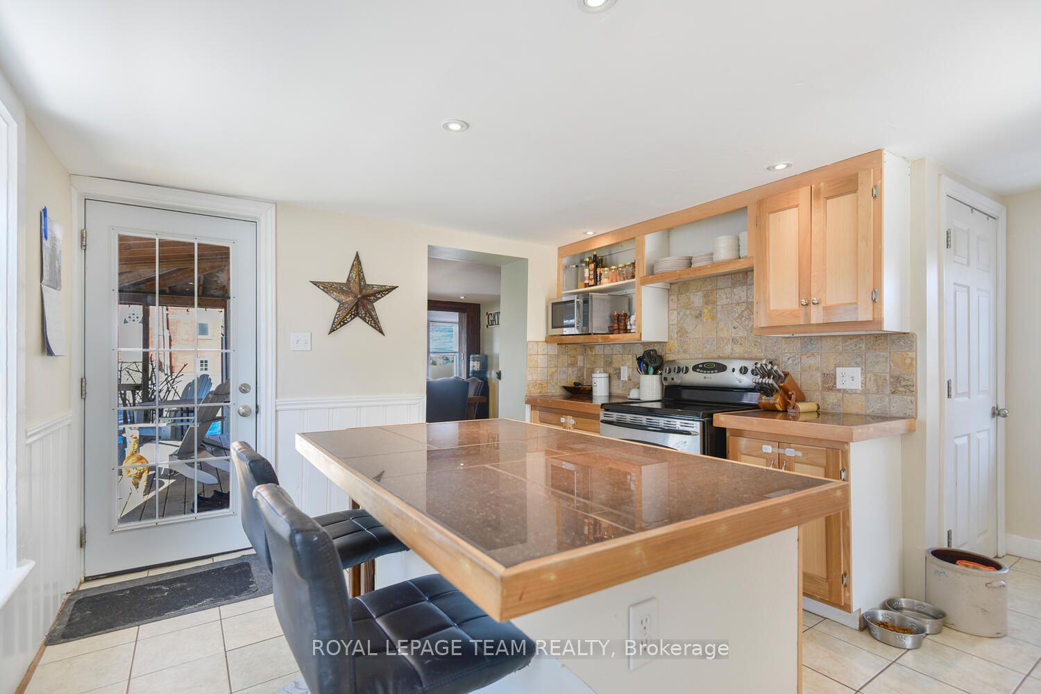 2155 Dundas Street Property Photo 6
