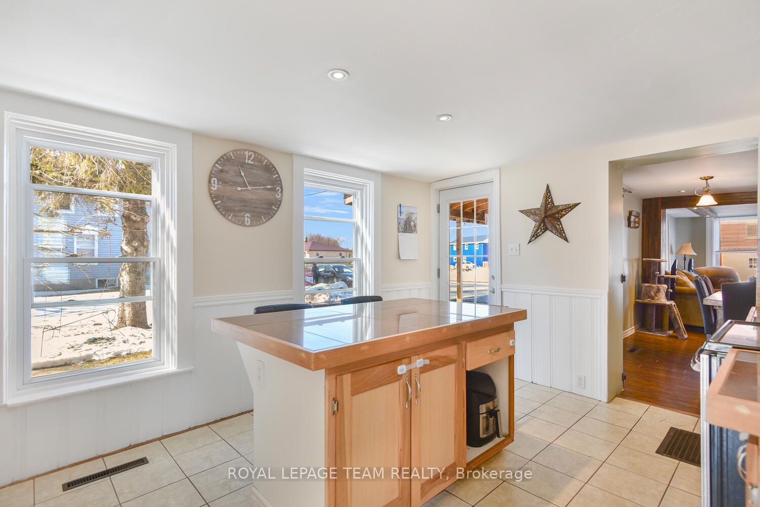 2155 Dundas Street Property Photo 8