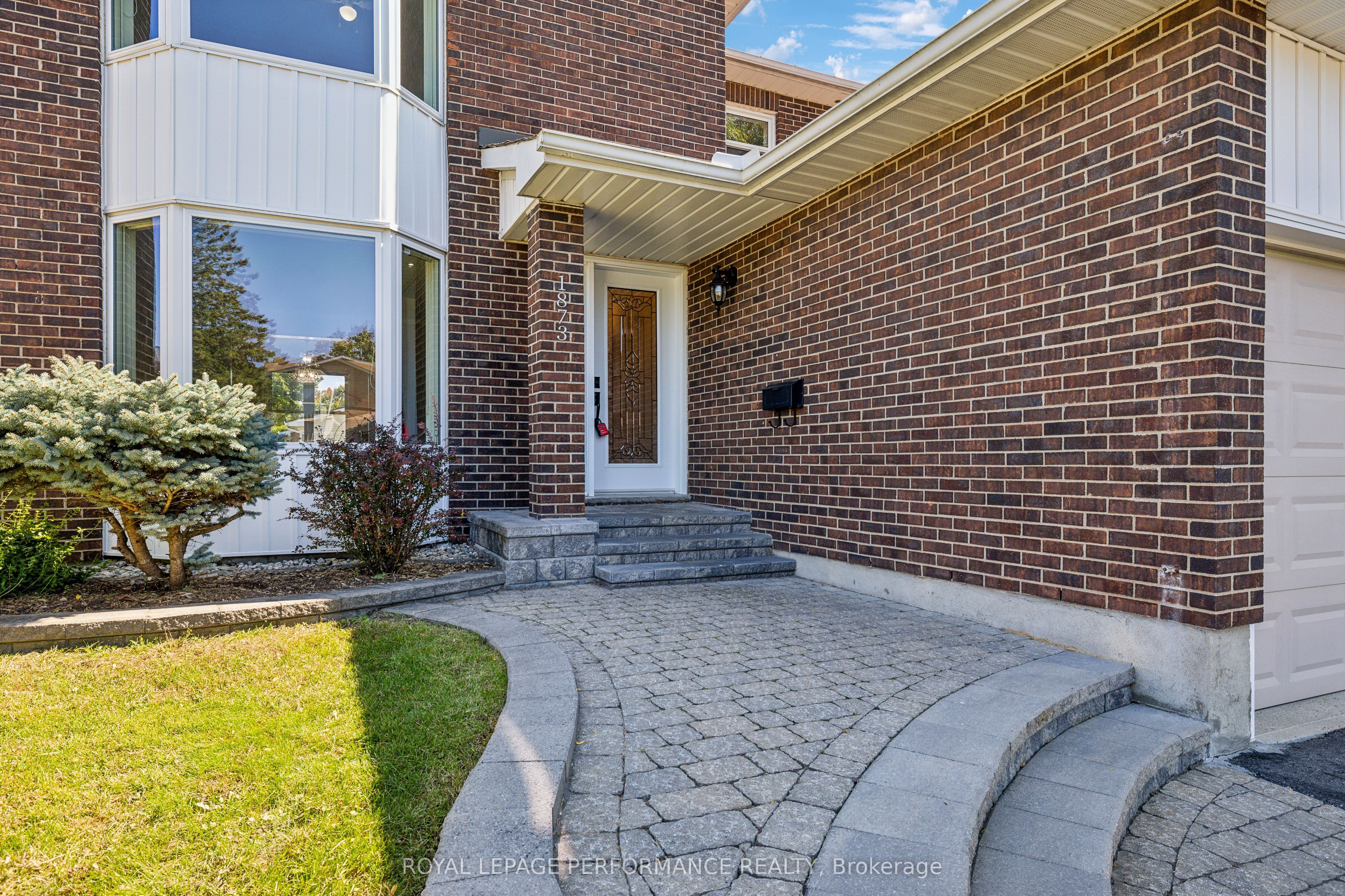 1873 Du Clairvaux Road Property Photo 2