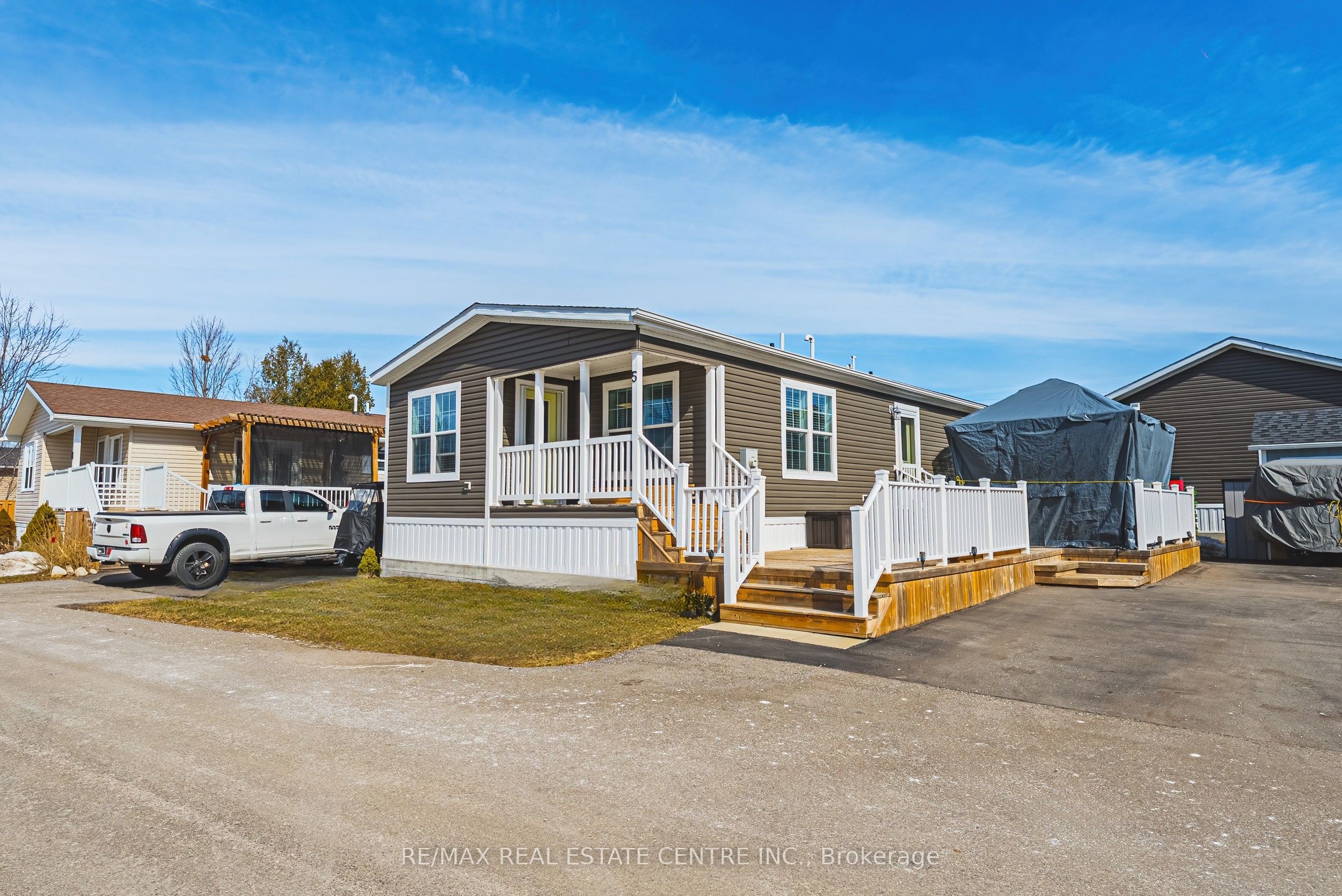 7 Simcoe St Property Photo