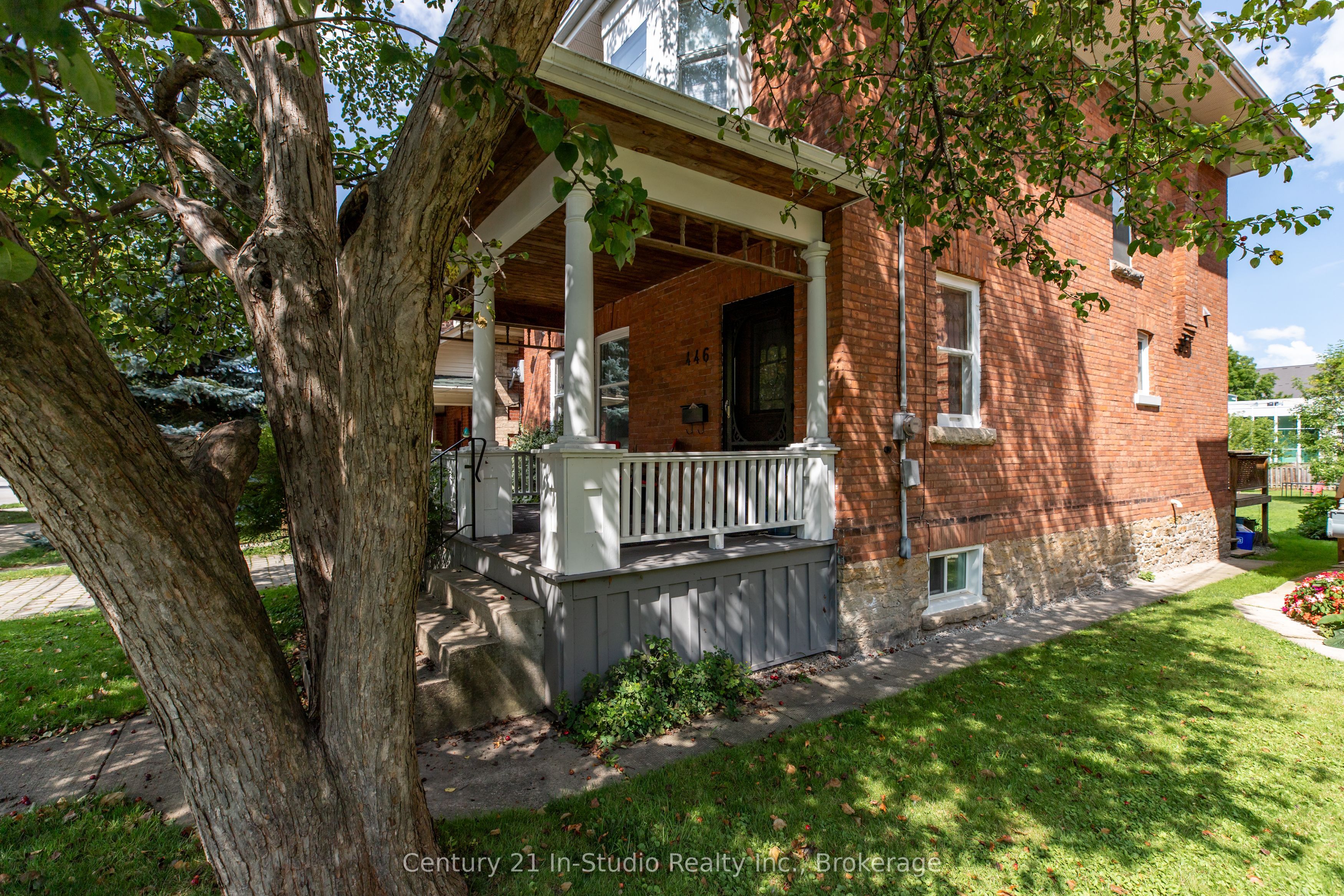 446 9th Street E Property Photo 3