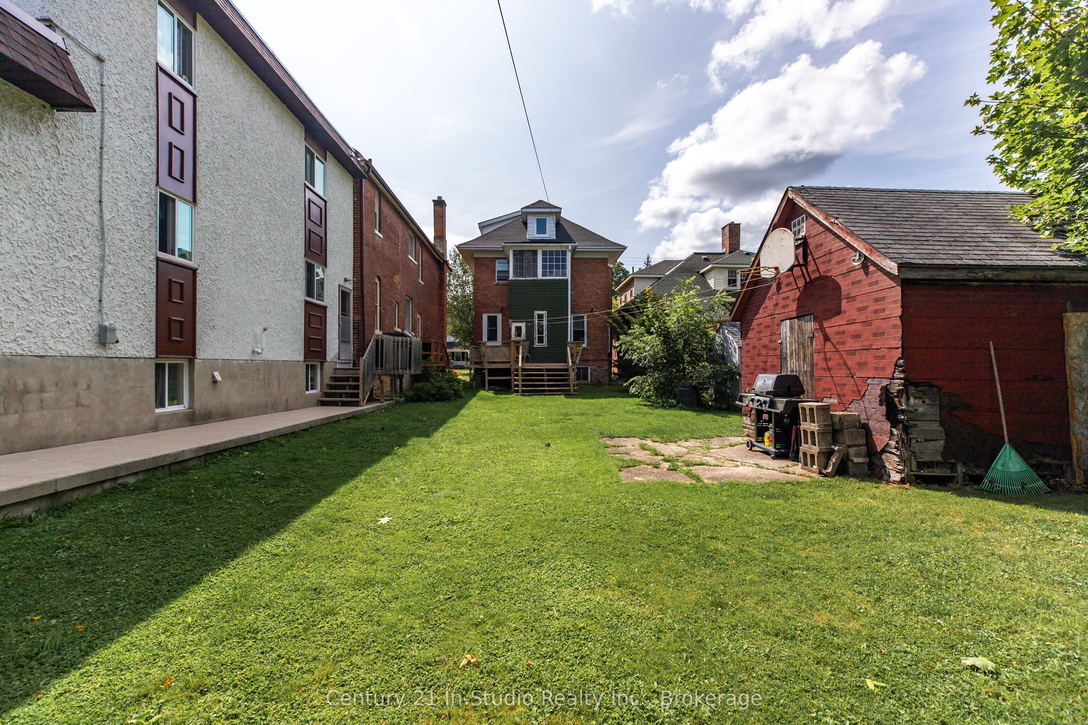 446 9th Street E Property Photo 4