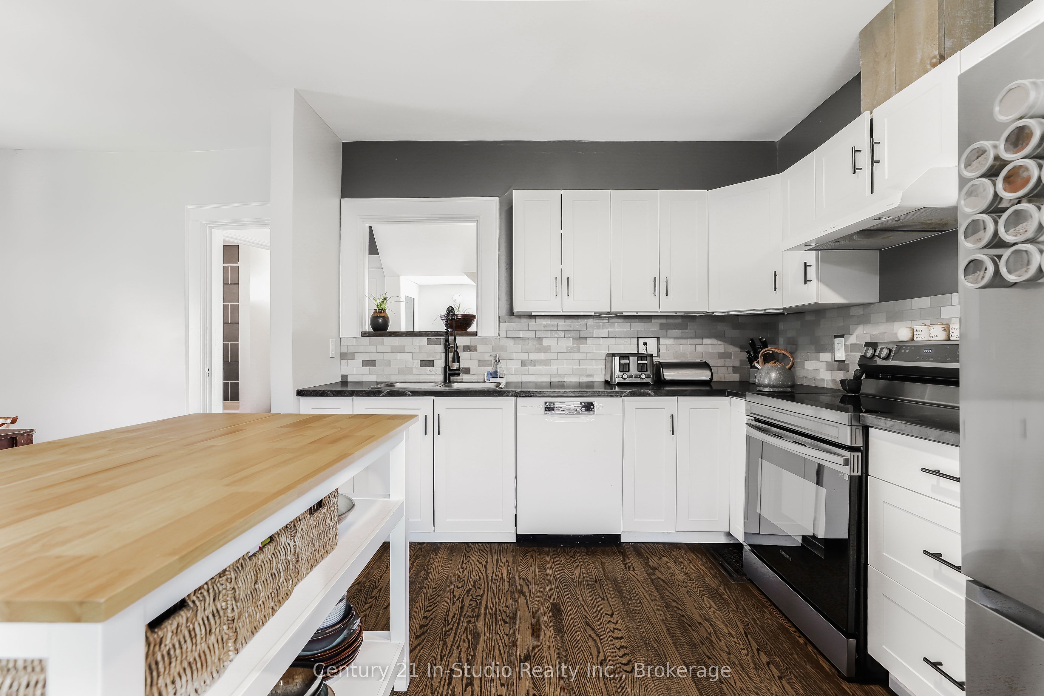 446 9th Street E Property Photo 28
