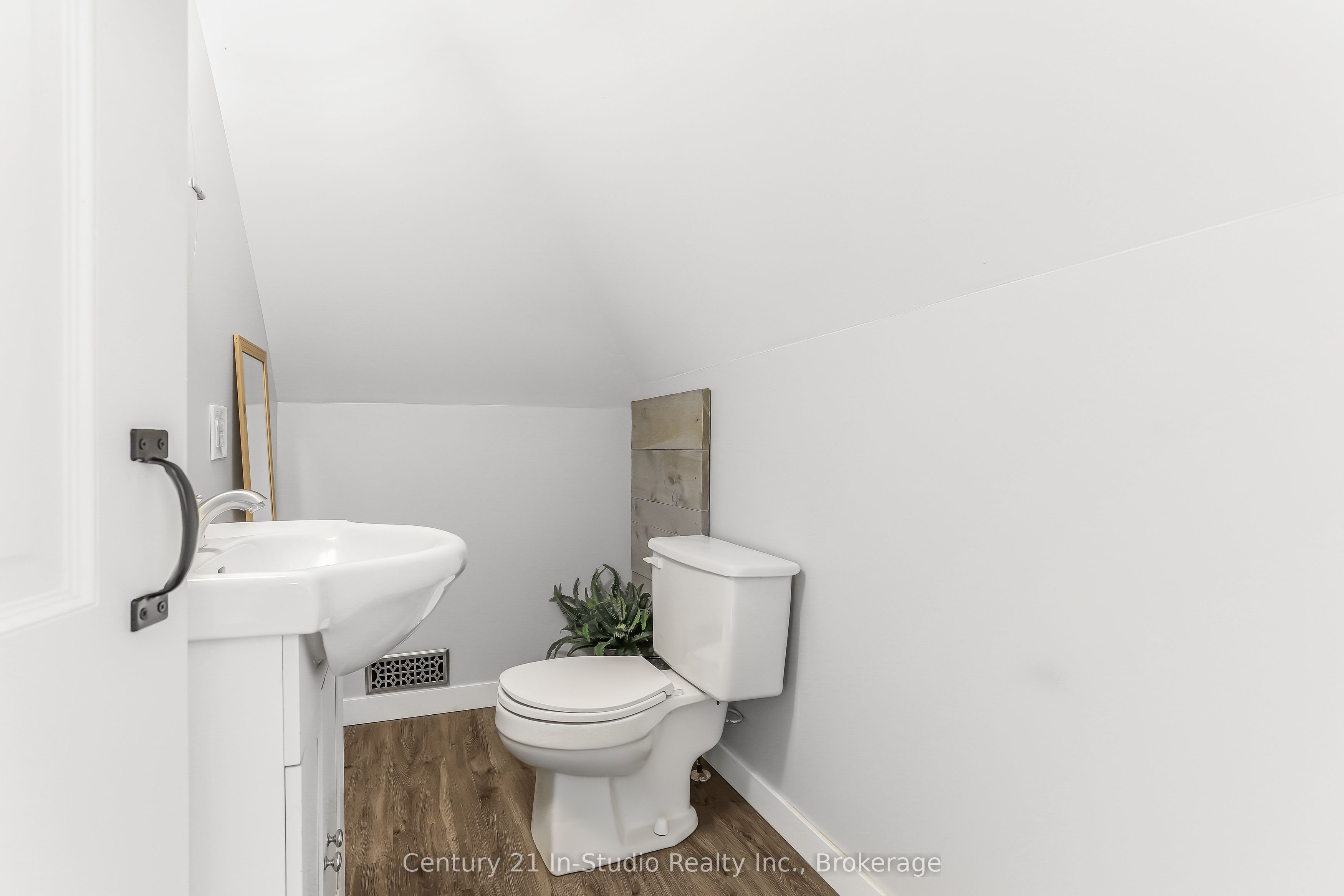 446 9th Street E Property Photo 40