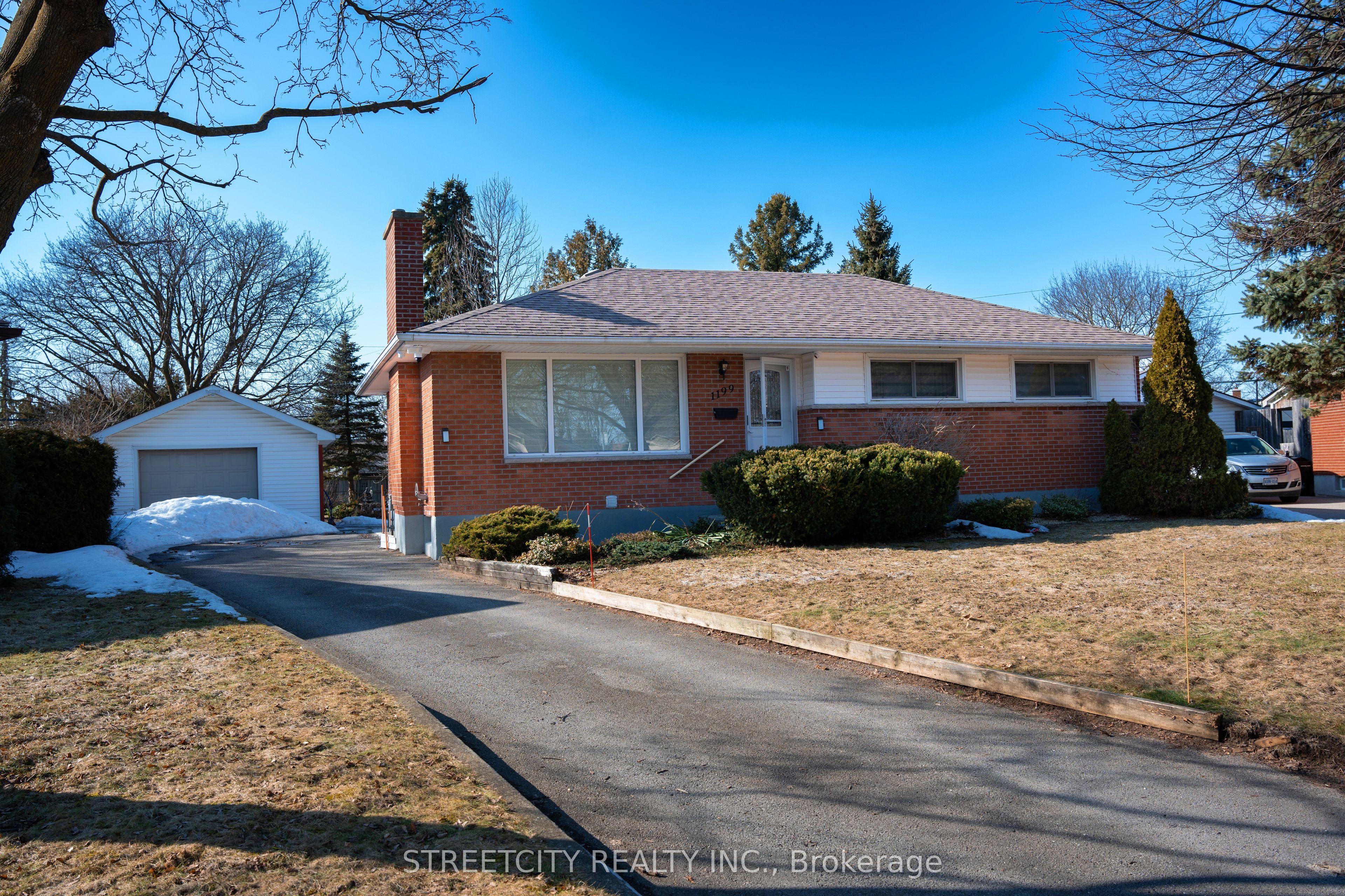 1199 Farnsborough Crescent Property Photo