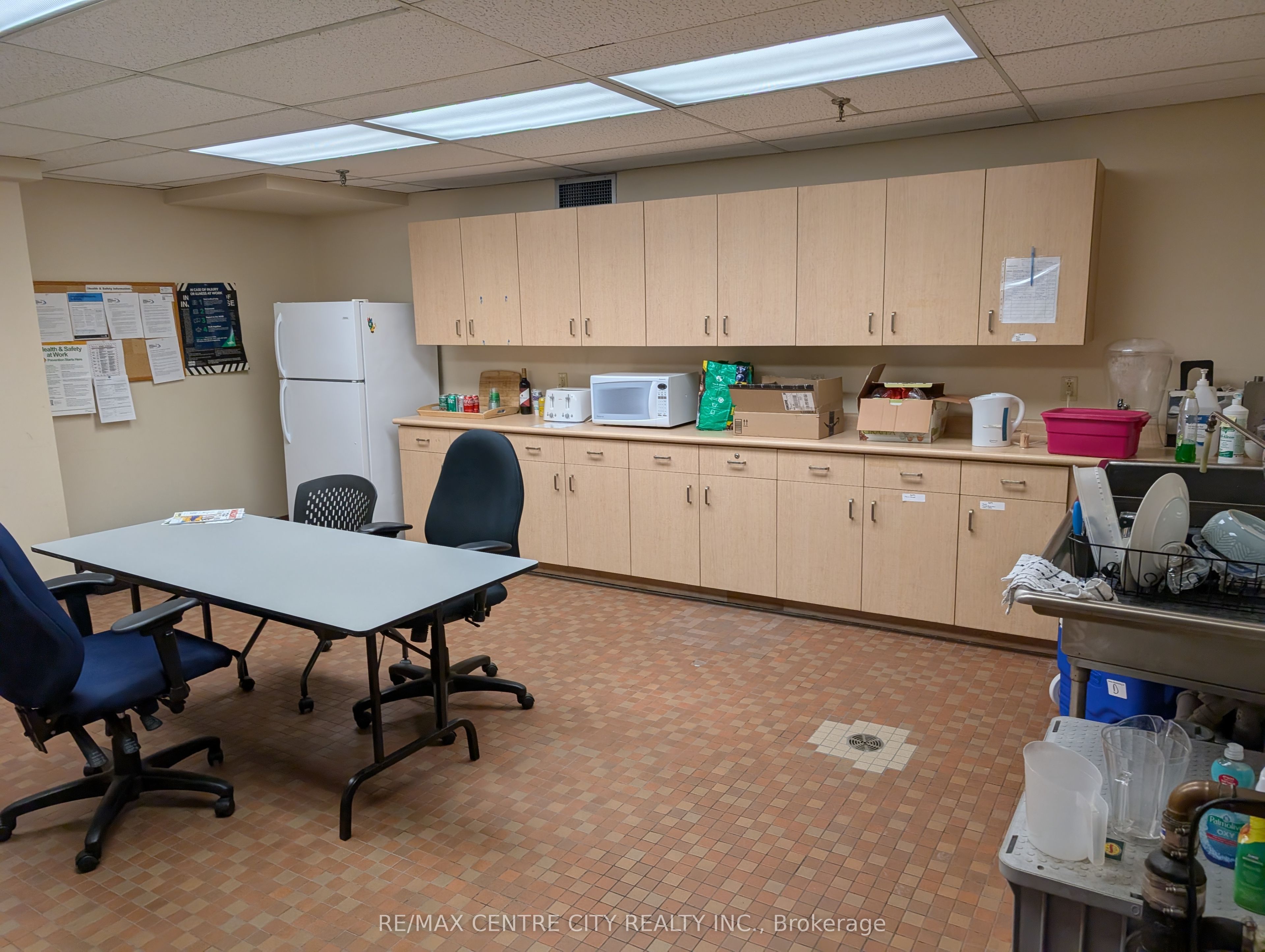 #remarks - 379 Dundas Street Property Photo 8