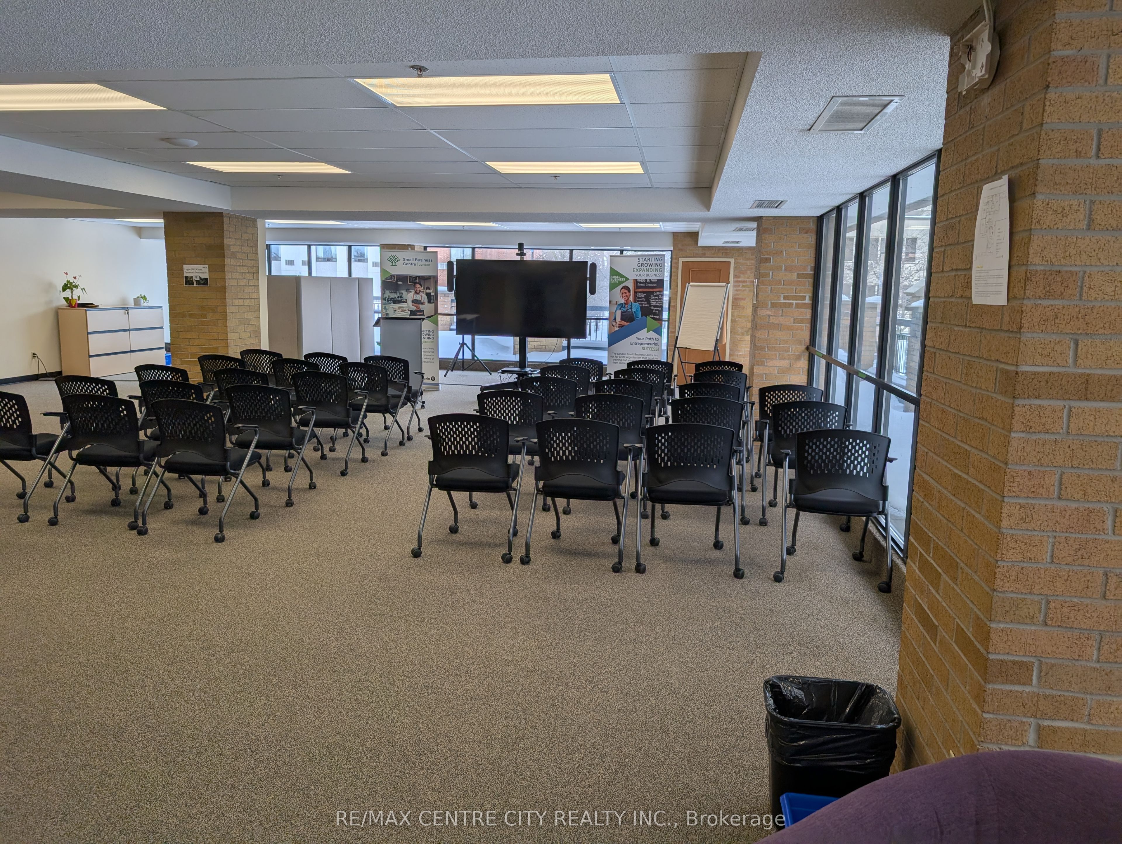 #remarks - 379 Dundas Street Property Photo 11