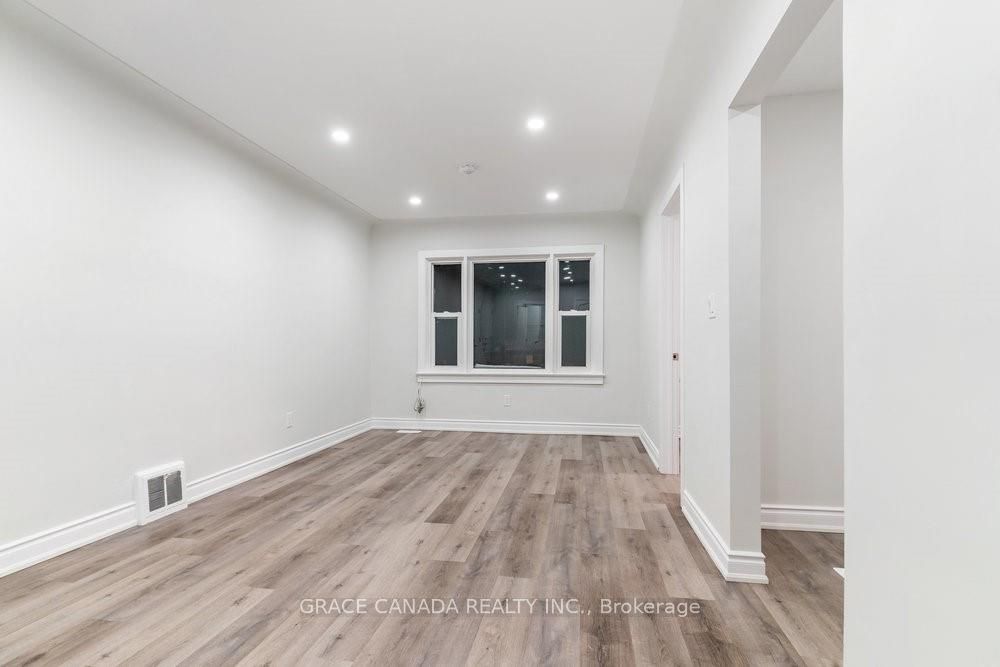 598 Upper James Street Property Photo 4