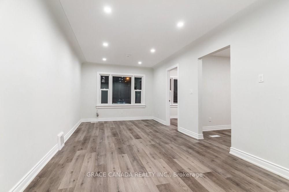 598 Upper James Street Property Photo 5