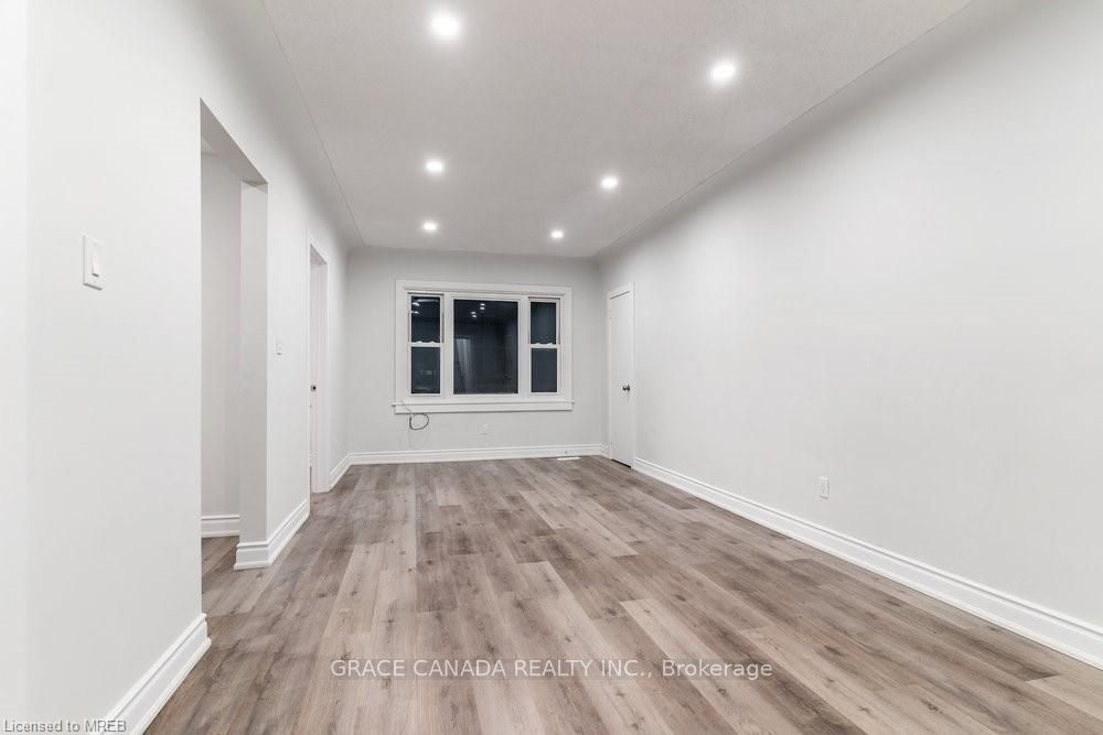 598 Upper James Street Property Photo 14