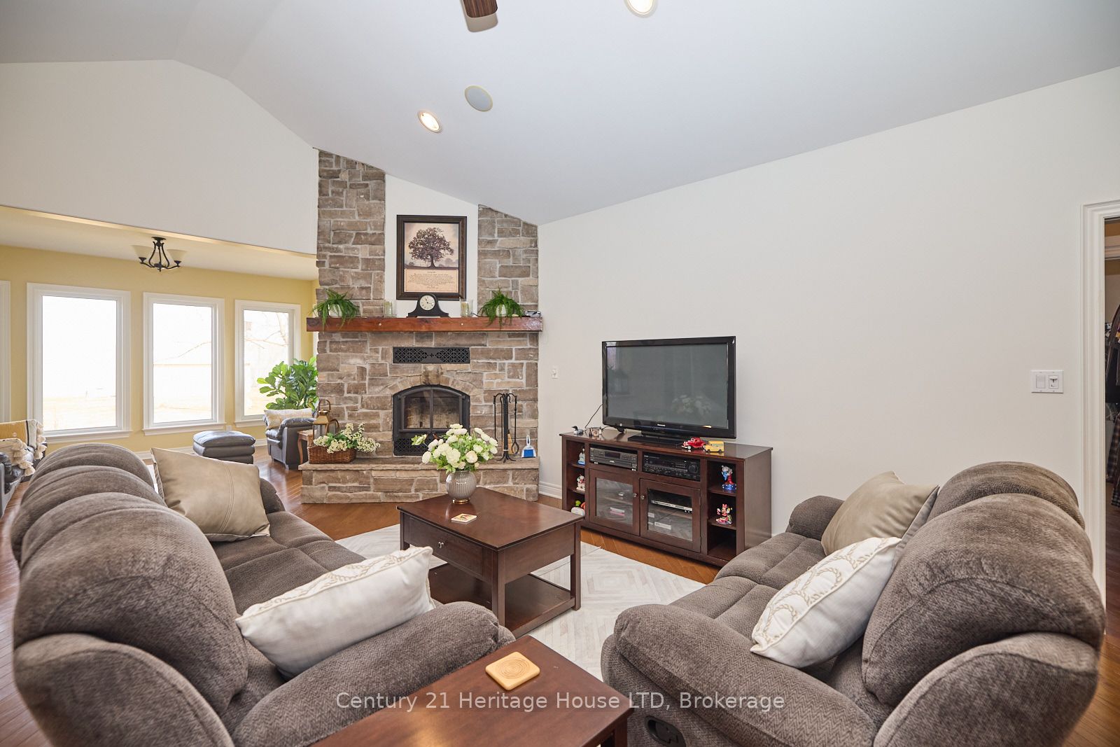 1040 Bertie Street Property Photo 9