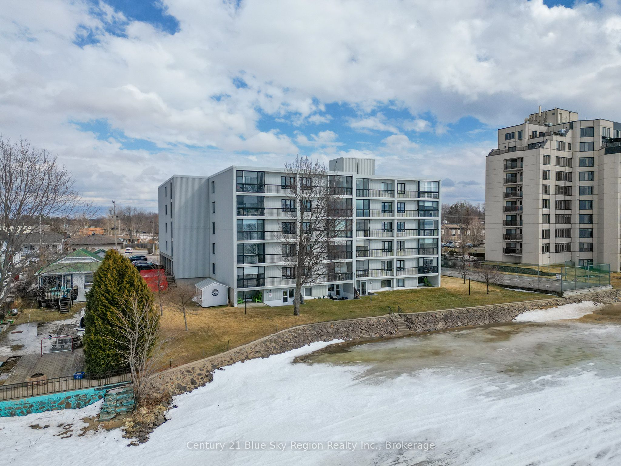 #304 - 425 William Street Property Photo